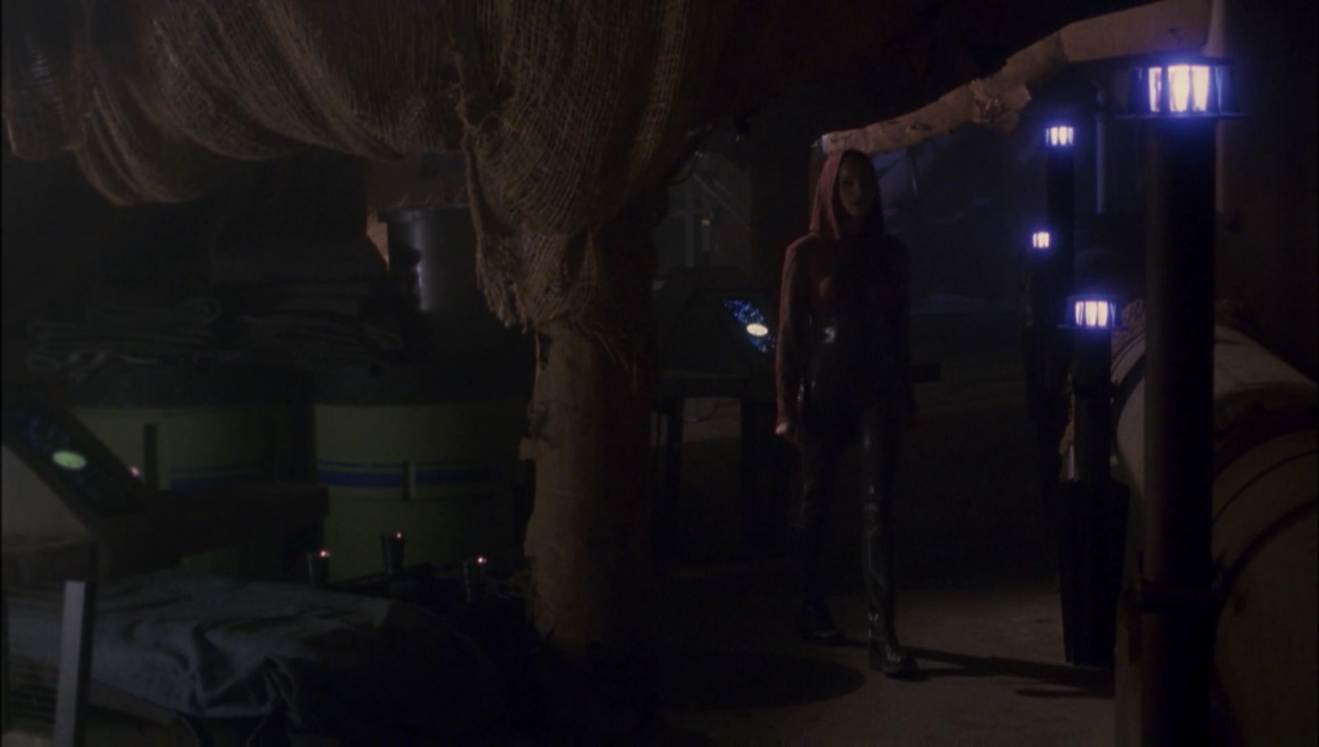 ariane179254_Enterprise_1x01-1x02_BrokenBow_3223.jpg