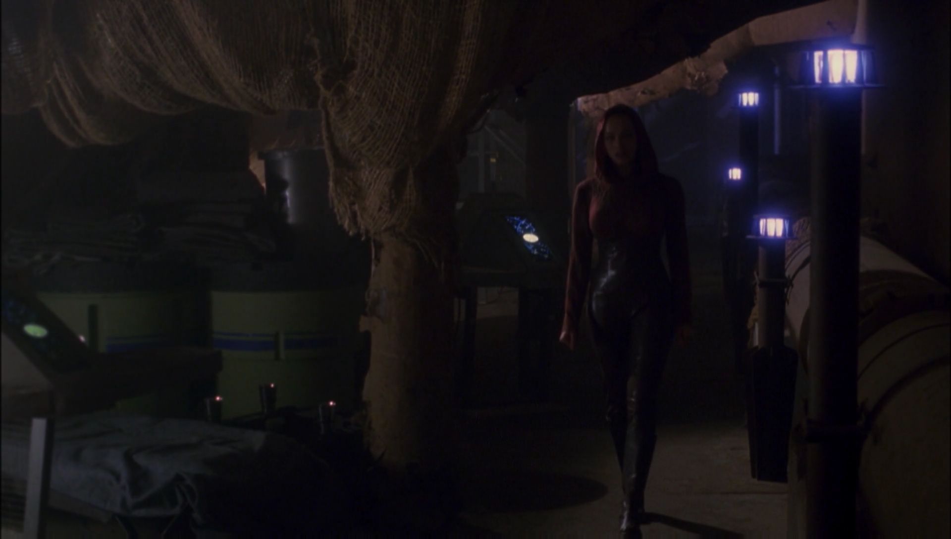ariane179254_Enterprise_1x01-1x02_BrokenBow_3225.jpg