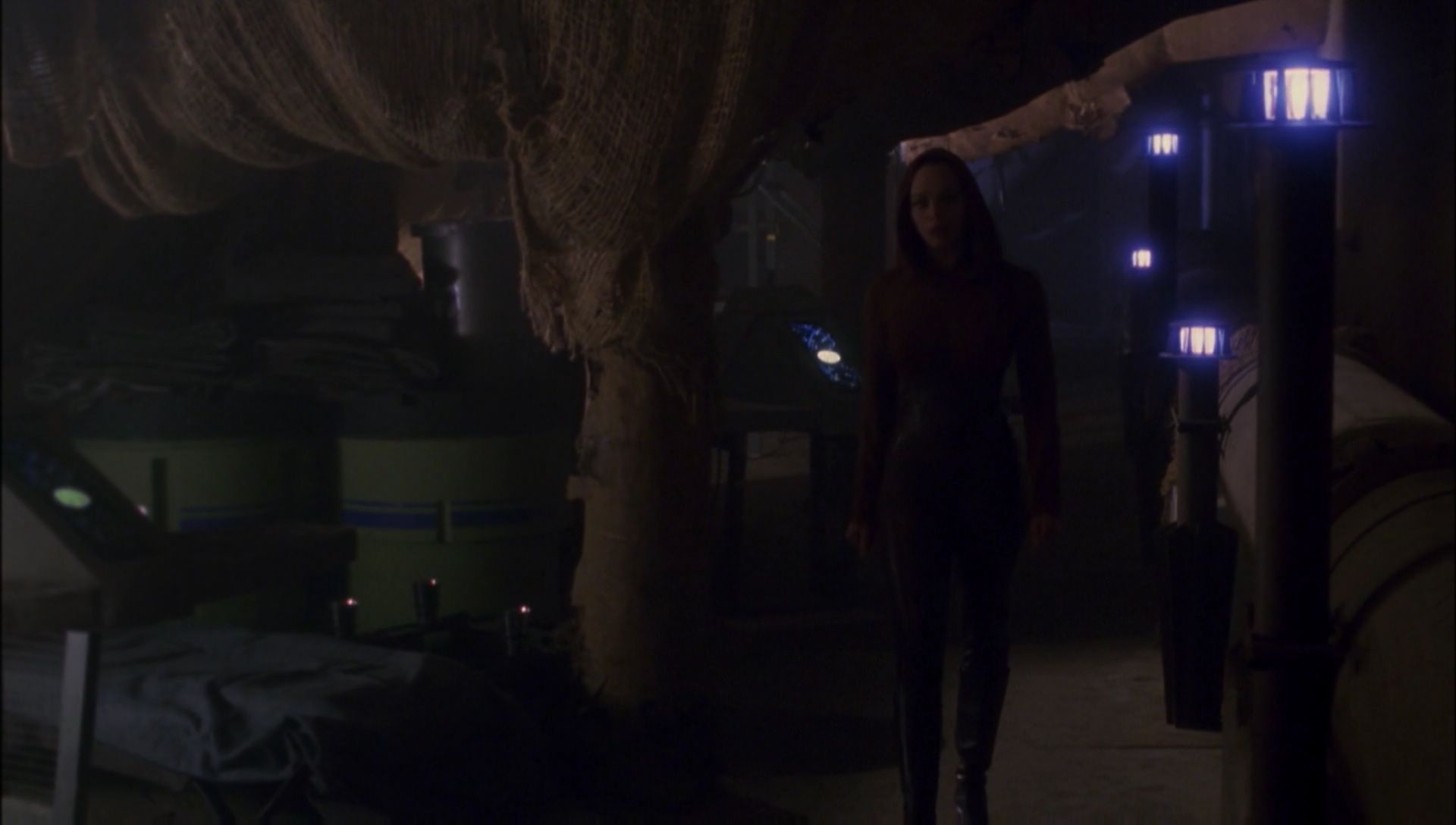 ariane179254_Enterprise_1x01-1x02_BrokenBow_3226.jpg