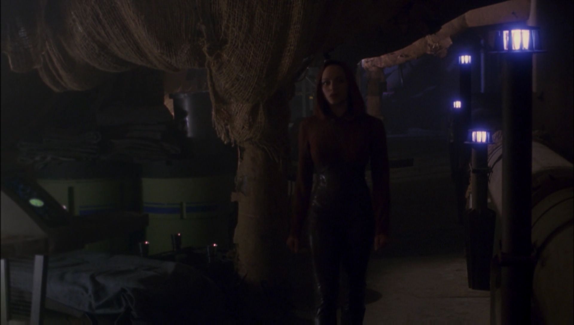 ariane179254_Enterprise_1x01-1x02_BrokenBow_3228.jpg