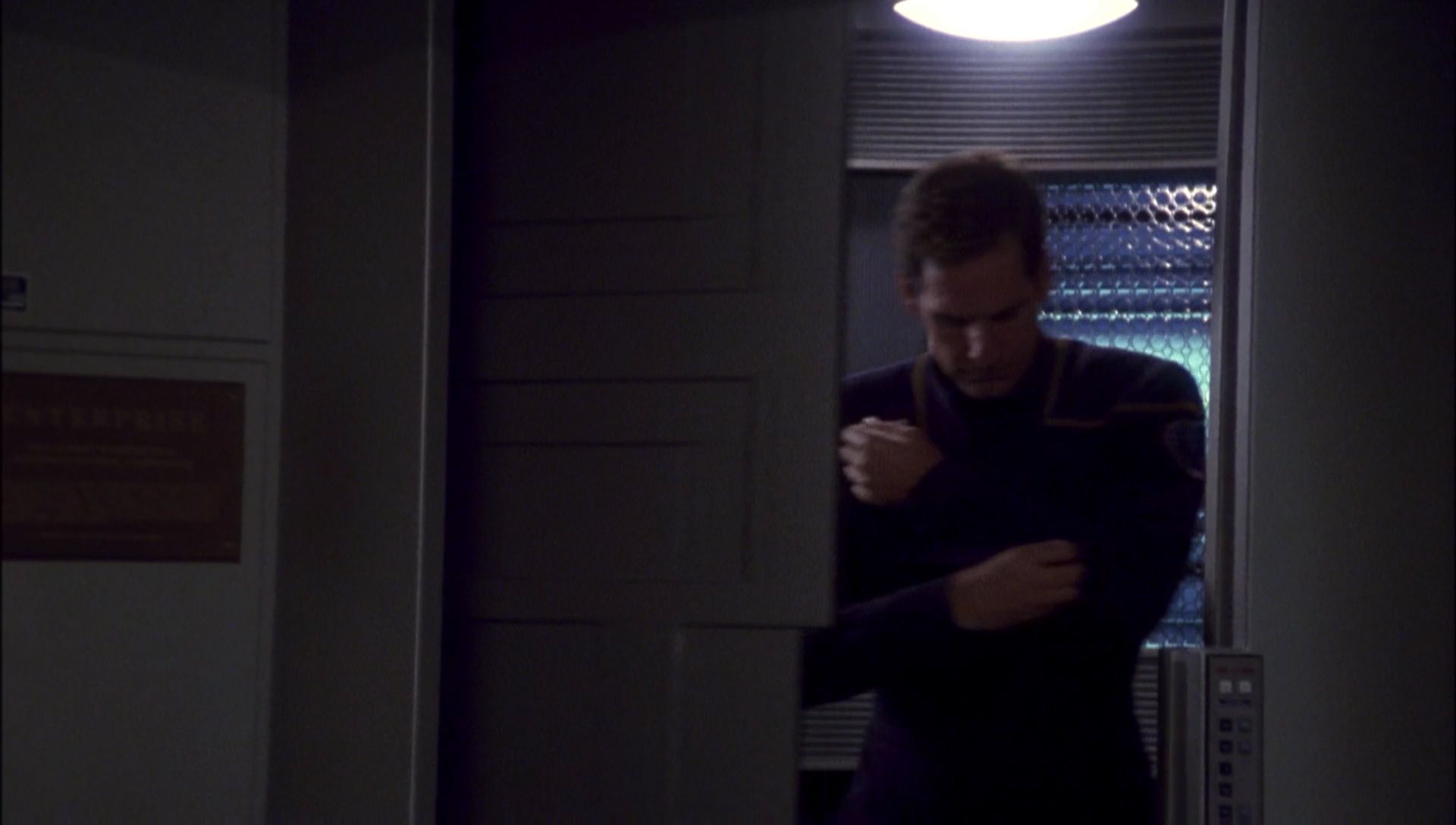 ariane179254_Enterprise_1x01-1x02_BrokenBow_4209.jpg