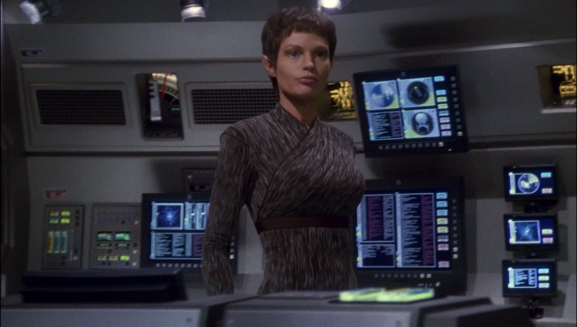 ariane179254_Enterprise_1x01-1x02_BrokenBow_4231.jpg