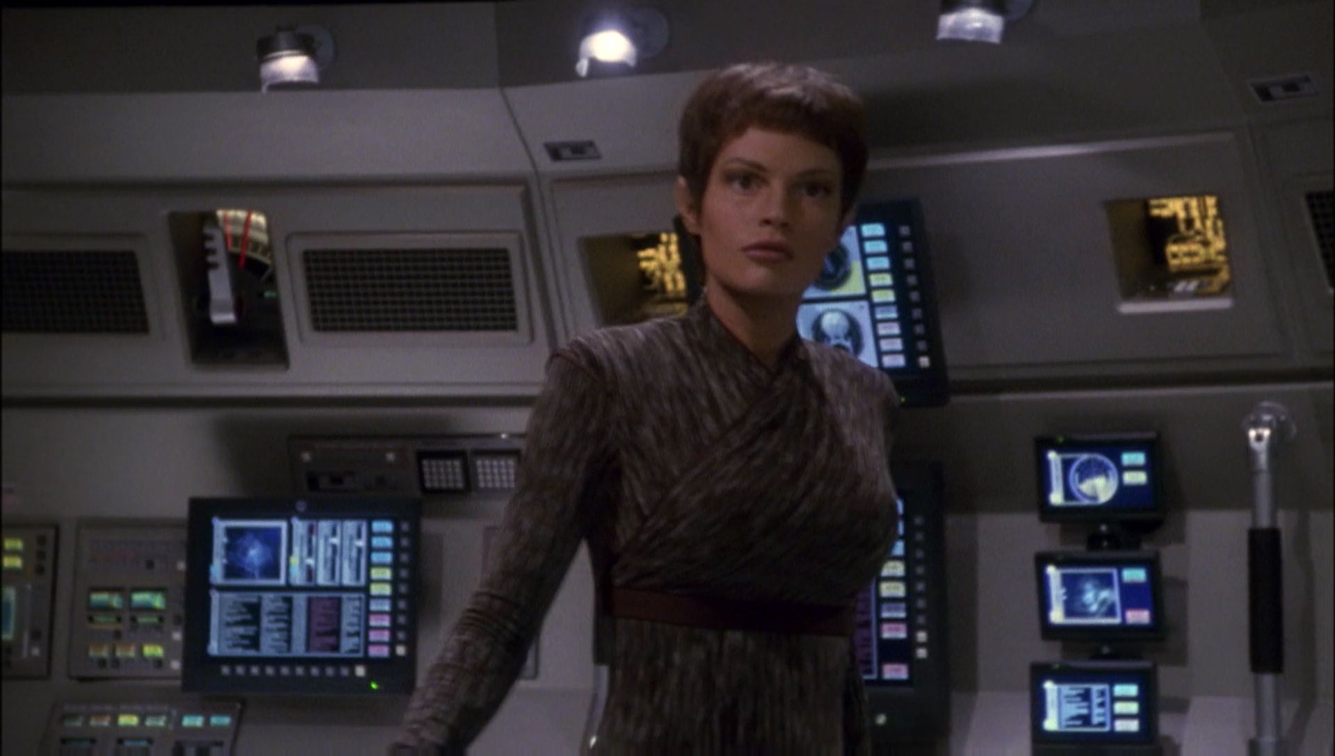 ariane179254_Enterprise_1x01-1x02_BrokenBow_4284.jpg