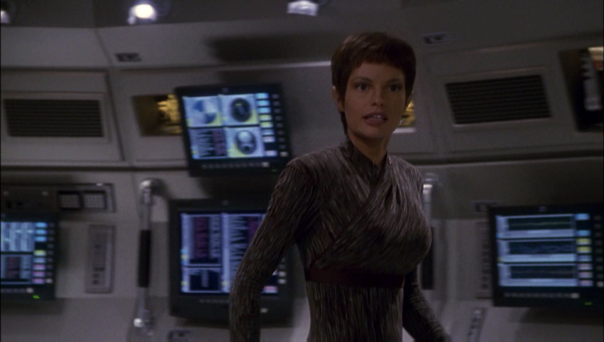 ariane179254_Enterprise_1x01-1x02_BrokenBow_4285.jpg