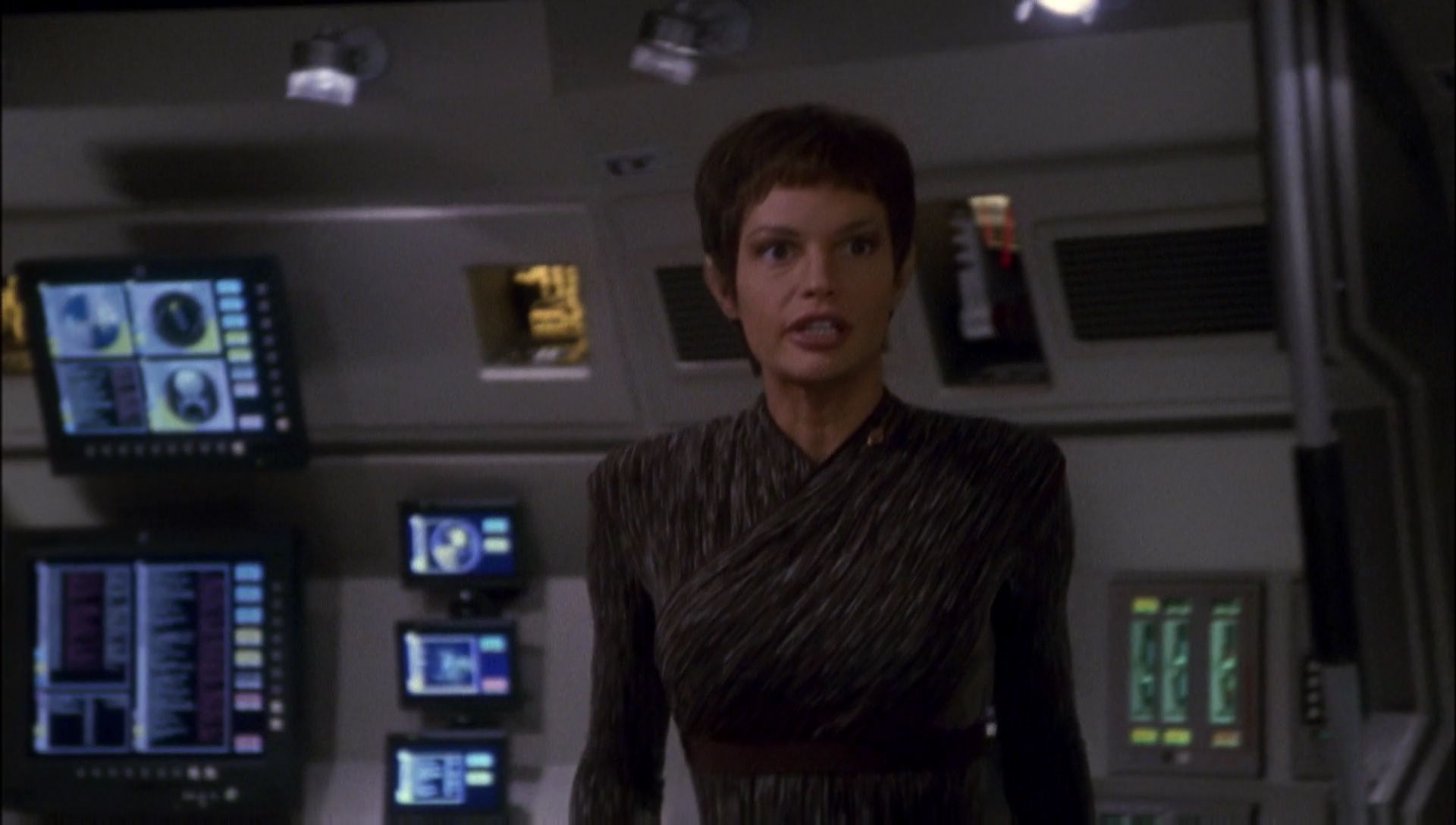 ariane179254_Enterprise_1x01-1x02_BrokenBow_4286.jpg