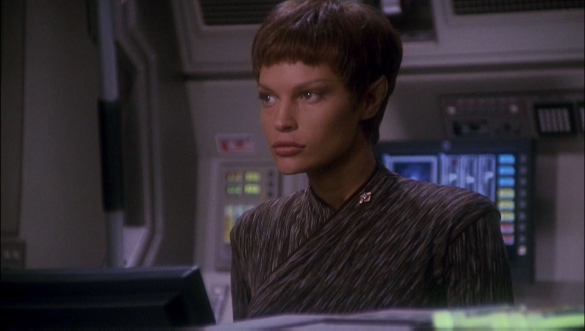 ariane179254_Enterprise_1x01-1x02_BrokenBow_4588.jpg