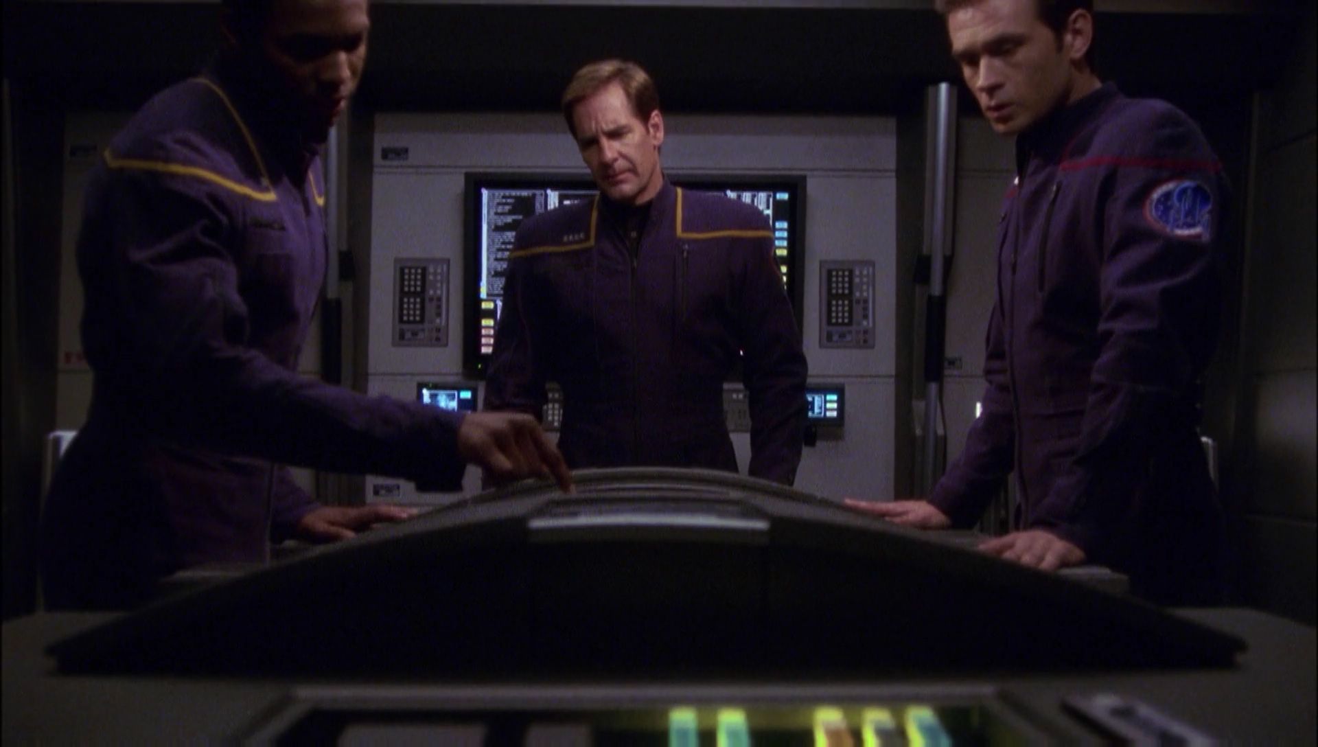 ariane179254_Enterprise_1x01-1x02_BrokenBow_4639.jpg