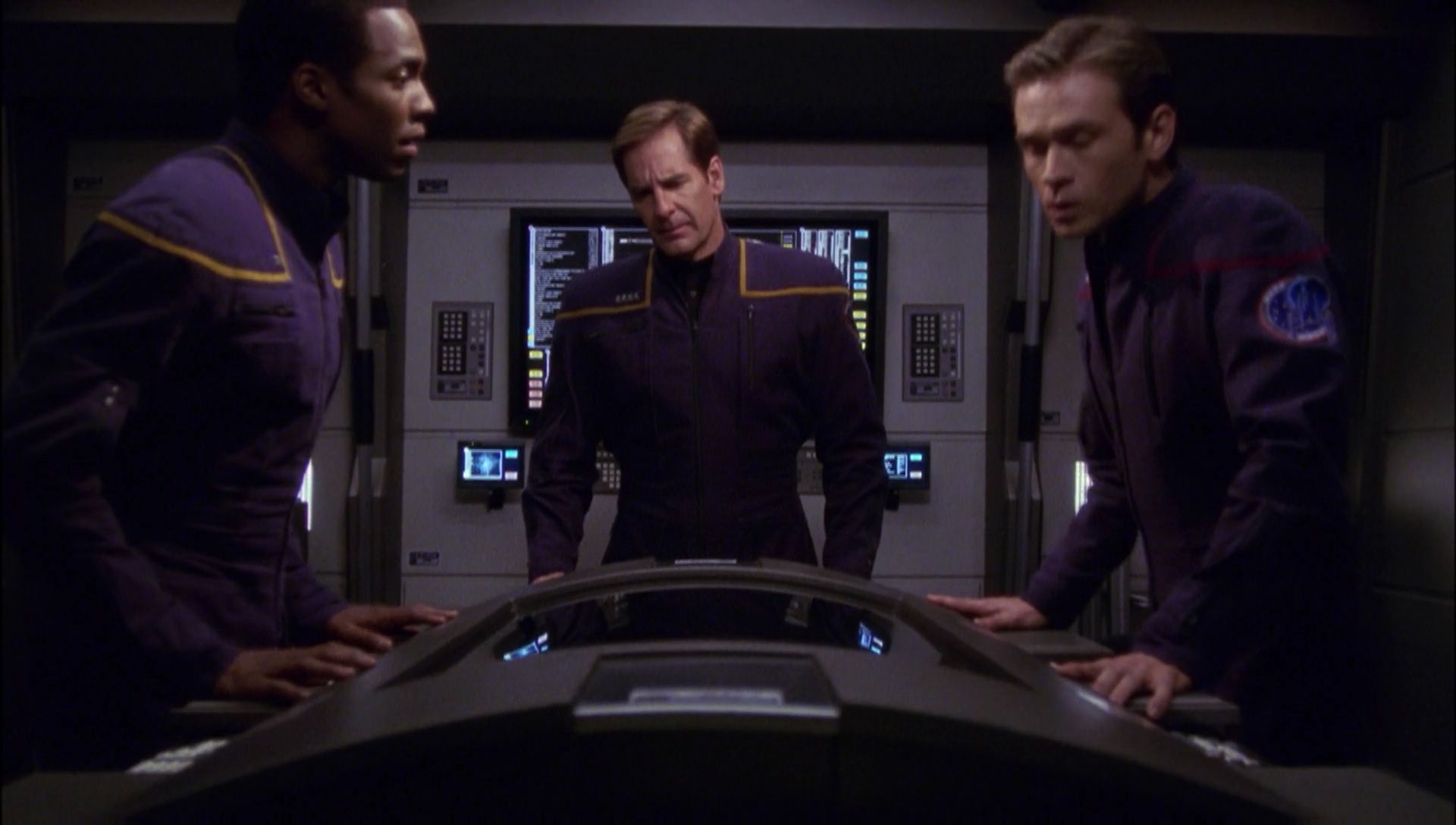 ariane179254_Enterprise_1x01-1x02_BrokenBow_4640.jpg
