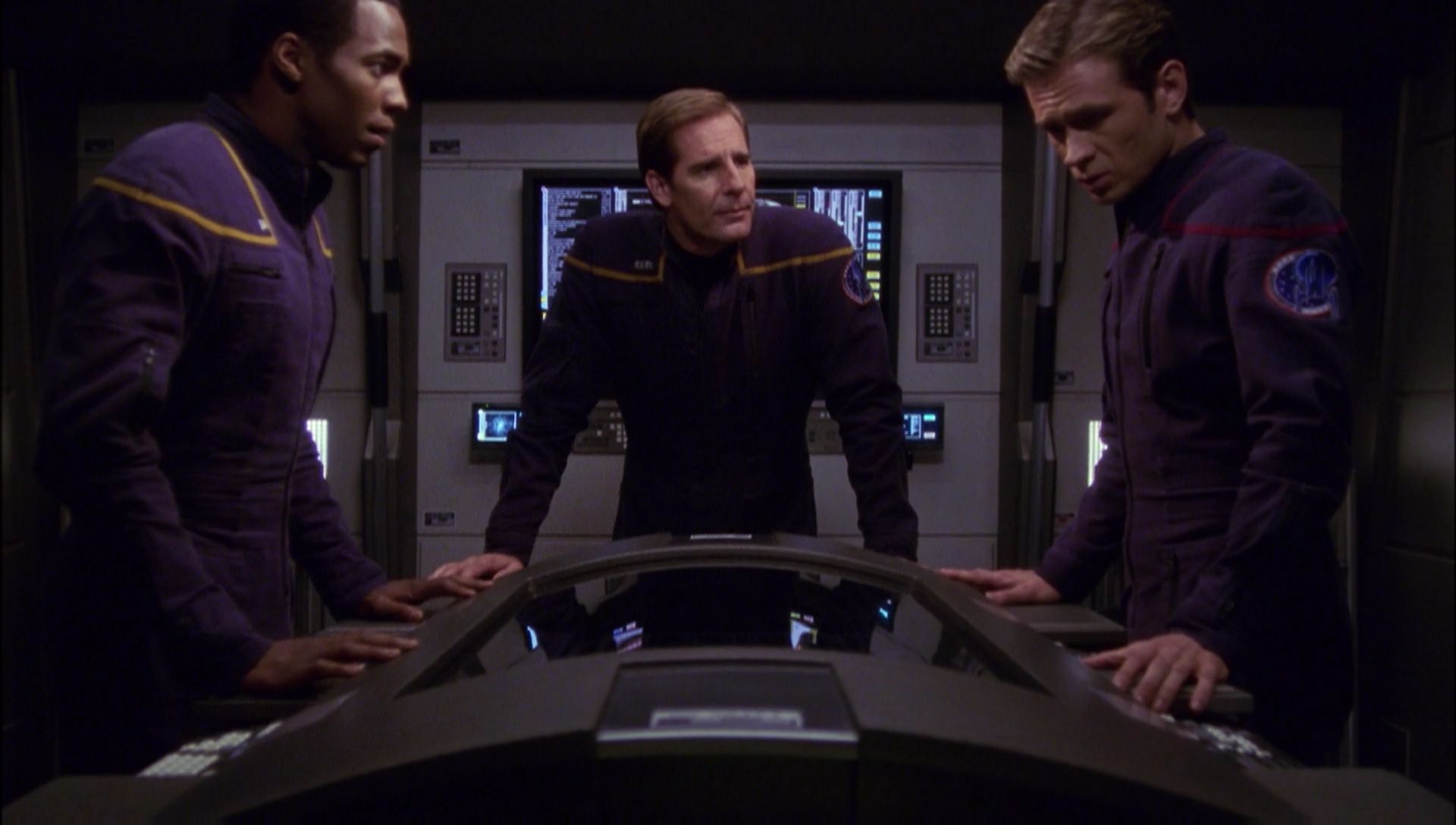 ariane179254_Enterprise_1x01-1x02_BrokenBow_4670.jpg