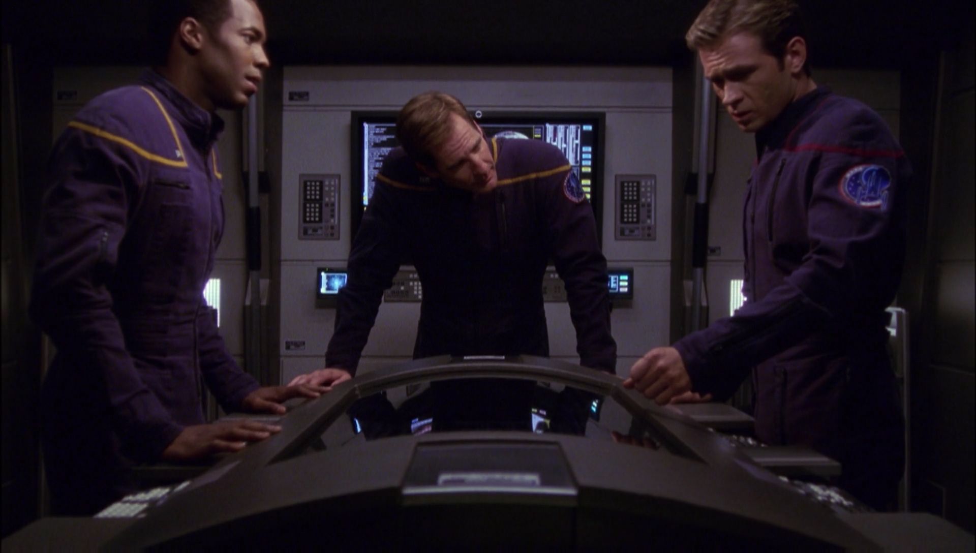 ariane179254_Enterprise_1x01-1x02_BrokenBow_4674.jpg