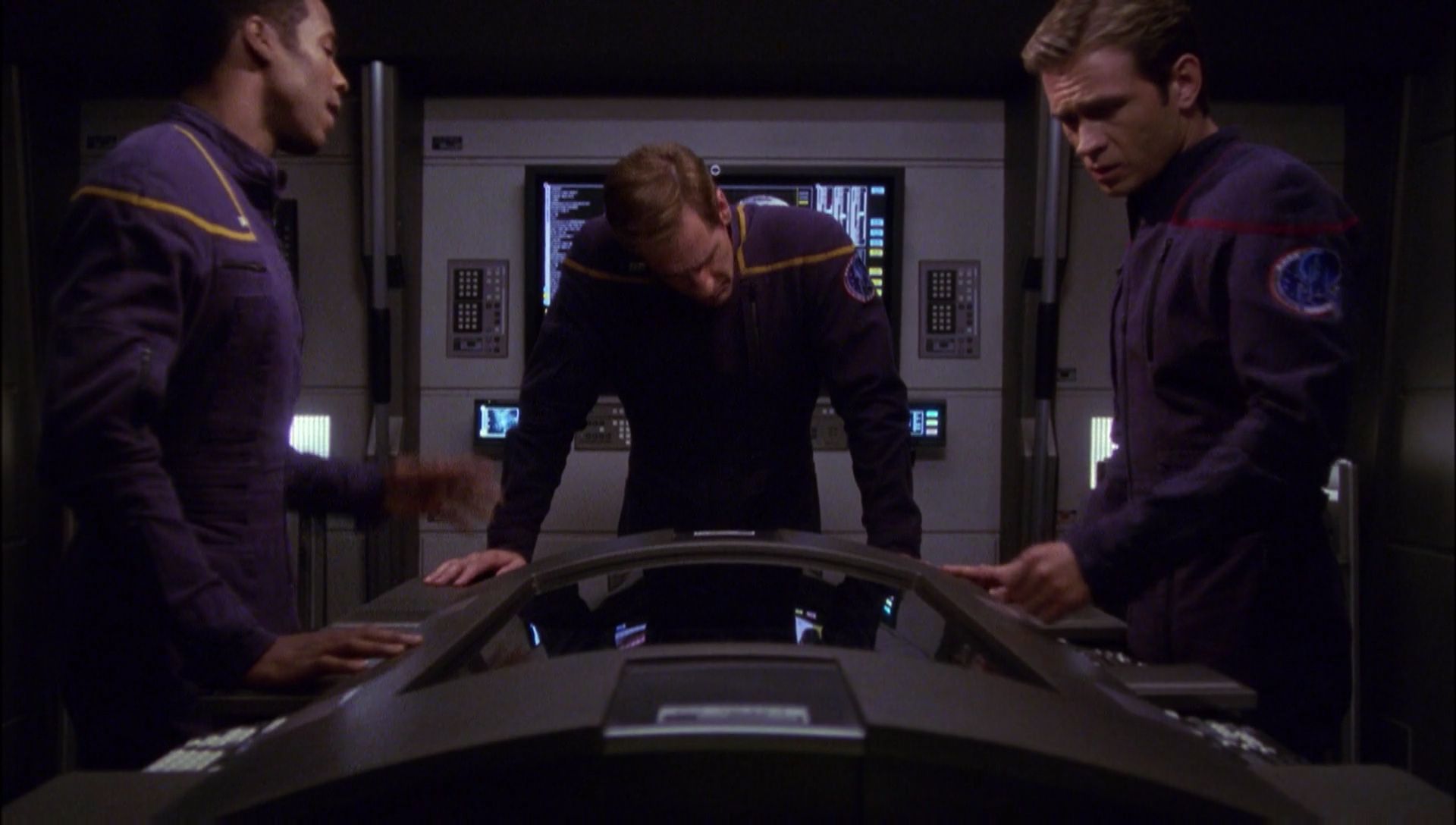 ariane179254_Enterprise_1x01-1x02_BrokenBow_4675.jpg