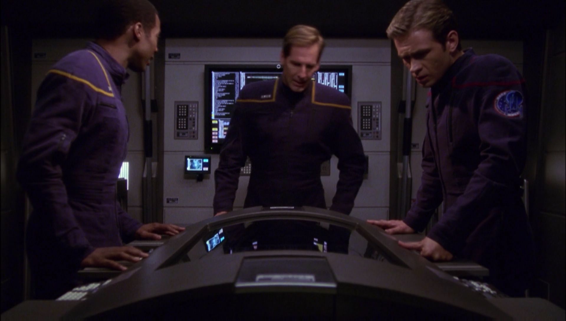 ariane179254_Enterprise_1x01-1x02_BrokenBow_4679.jpg