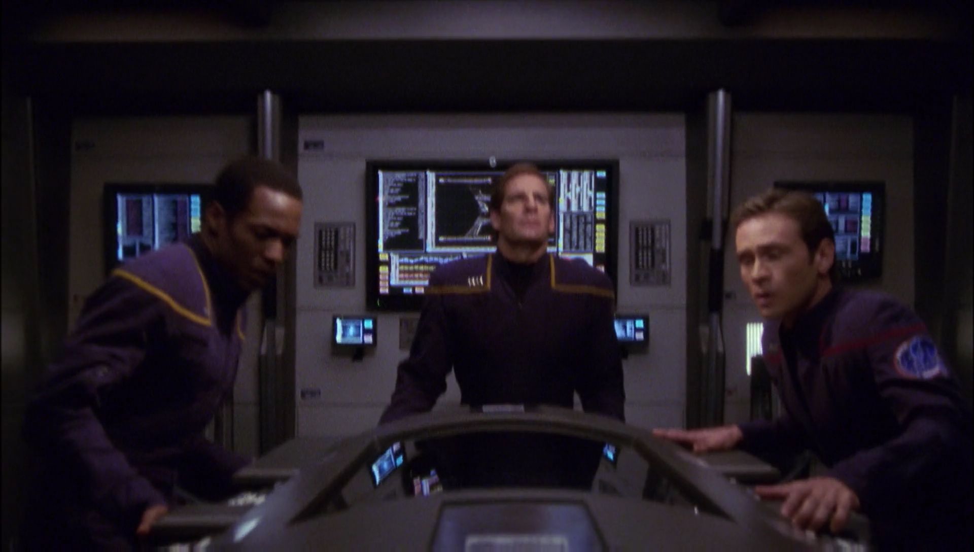 ariane179254_Enterprise_1x01-1x02_BrokenBow_4691.jpg
