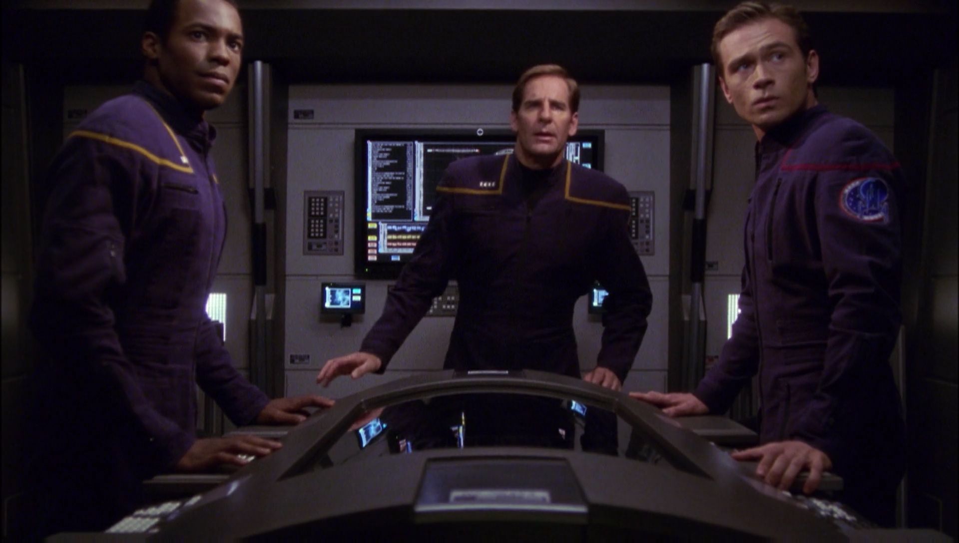 ariane179254_Enterprise_1x01-1x02_BrokenBow_4699.jpg
