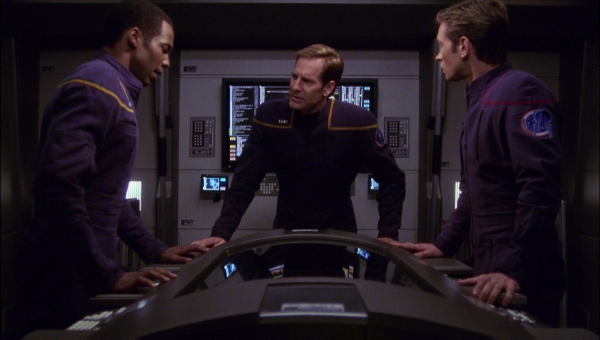 ariane179254_Enterprise_1x01-1x02_BrokenBow_4701.jpg