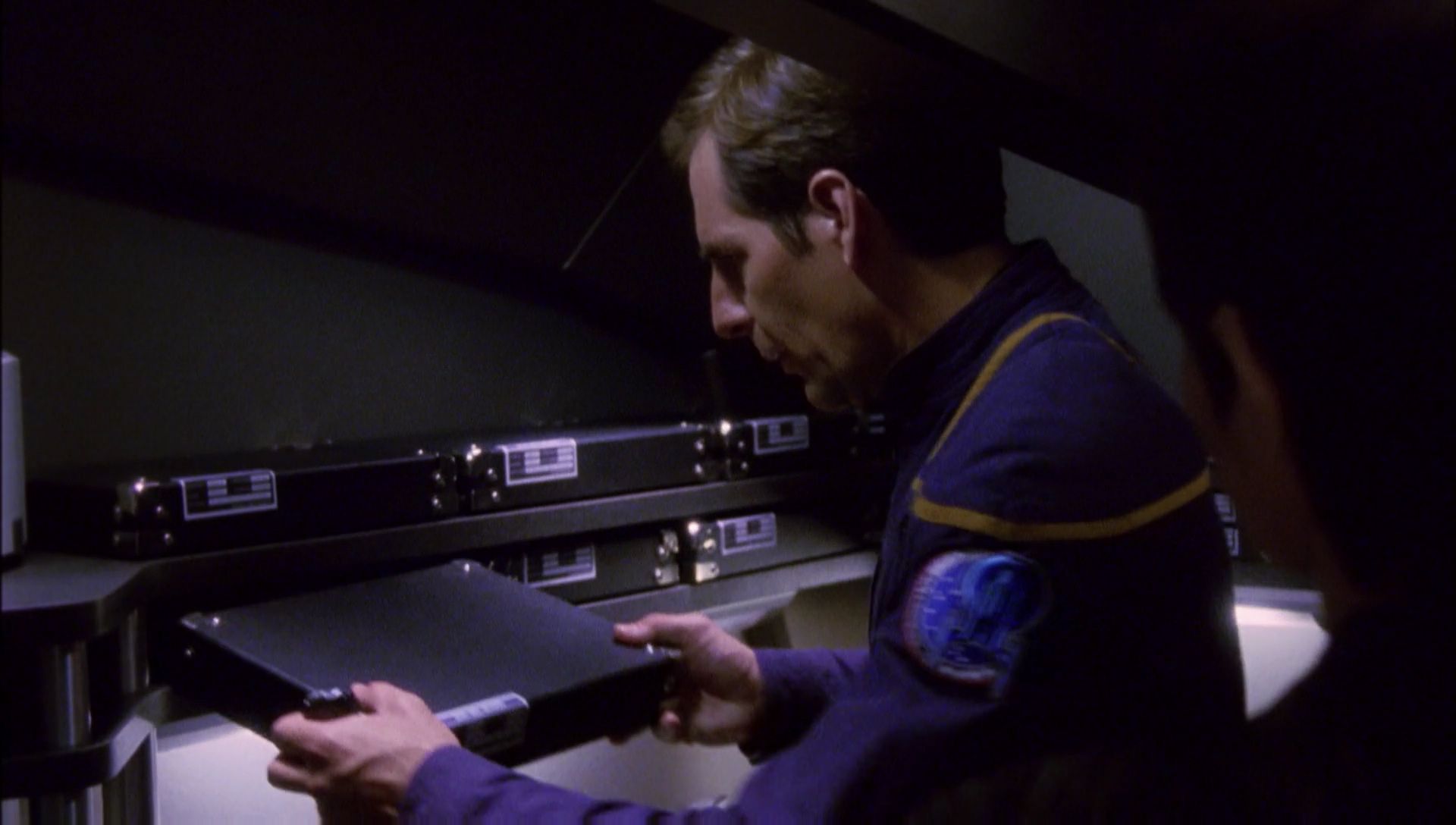 ariane179254_Enterprise_1x01-1x02_BrokenBow_4713.jpg