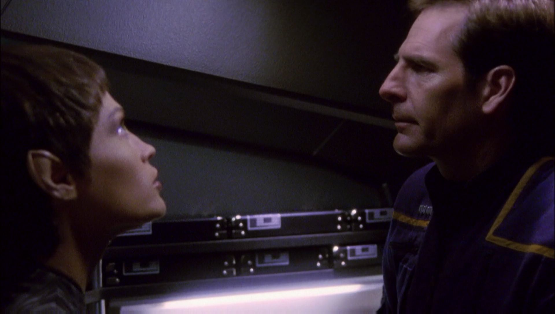 ariane179254_Enterprise_1x01-1x02_BrokenBow_4718.jpg