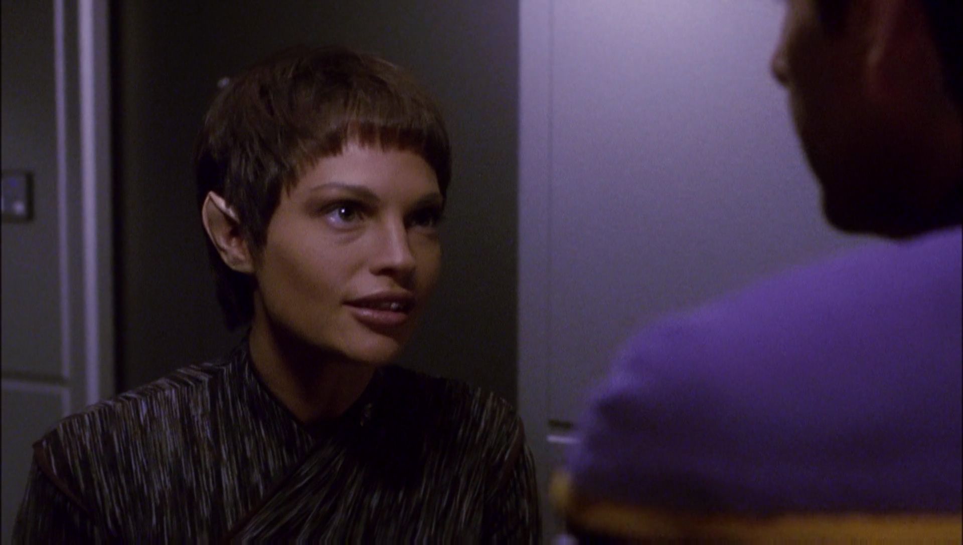 ariane179254_Enterprise_1x01-1x02_BrokenBow_4724.jpg
