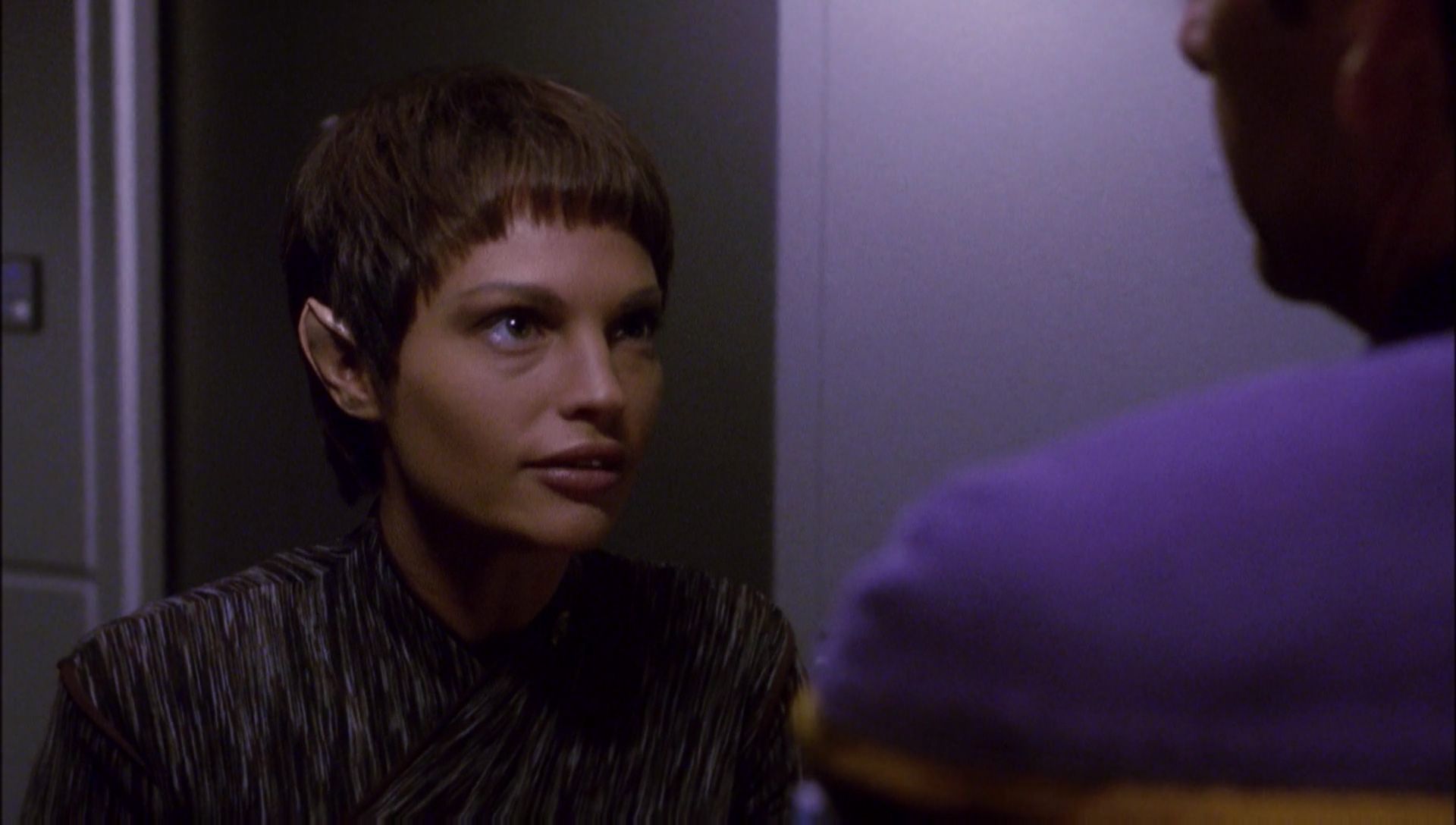 ariane179254_Enterprise_1x01-1x02_BrokenBow_4725.jpg