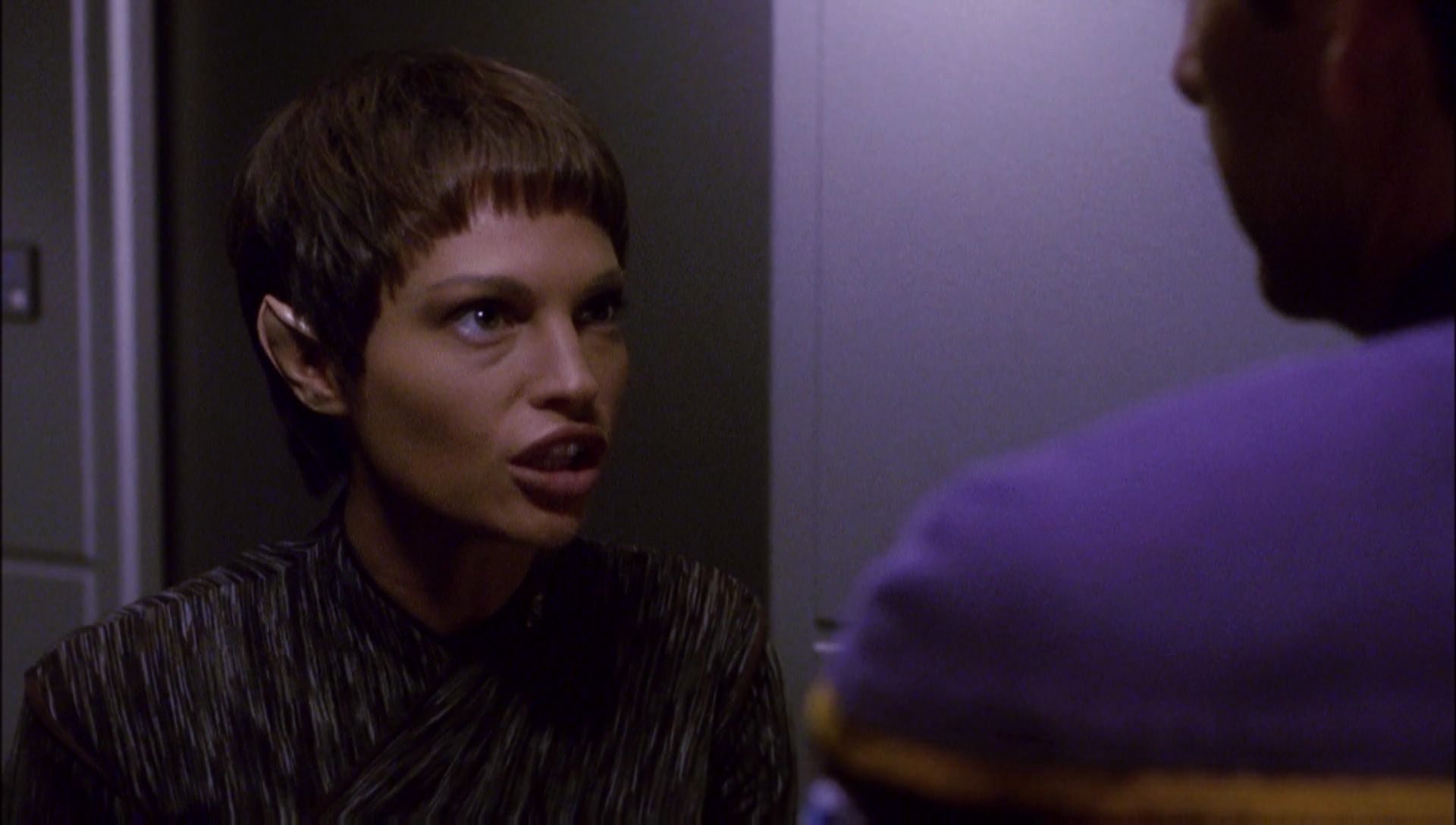 ariane179254_Enterprise_1x01-1x02_BrokenBow_4727.jpg