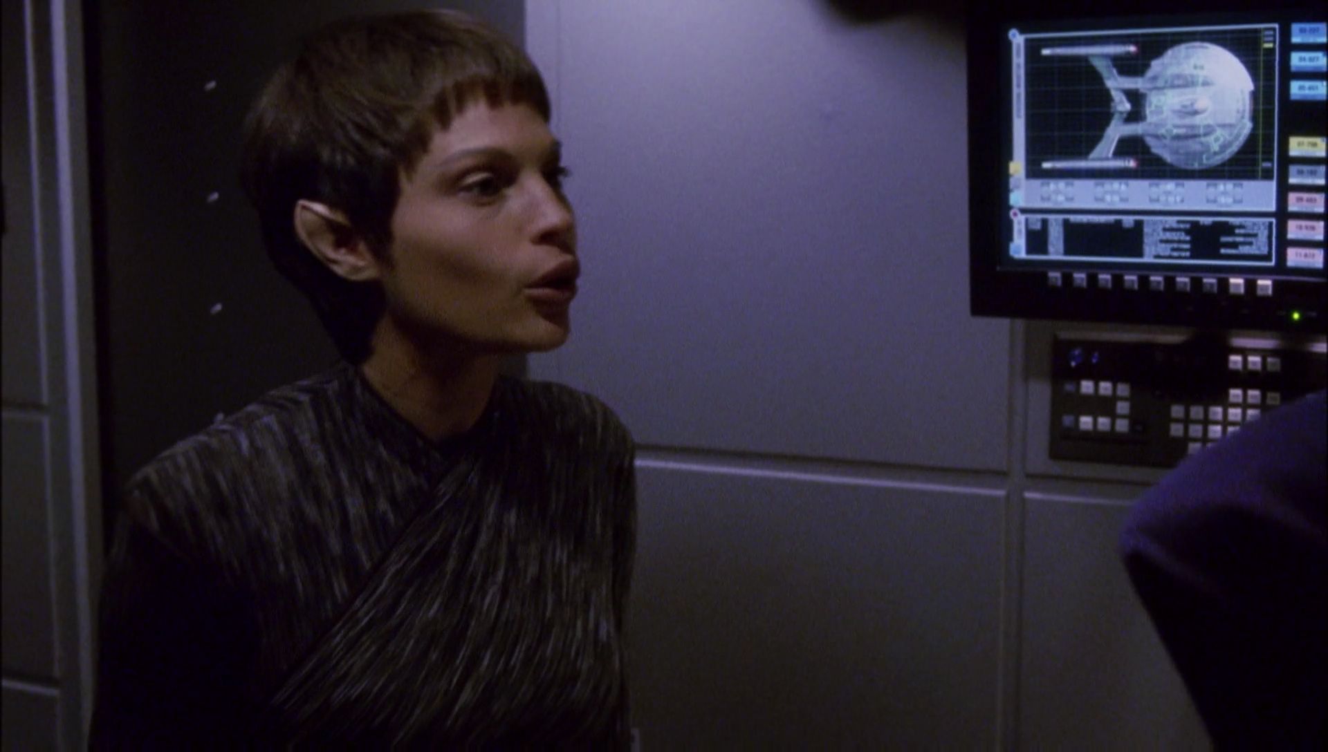 ariane179254_Enterprise_1x01-1x02_BrokenBow_4747.jpg