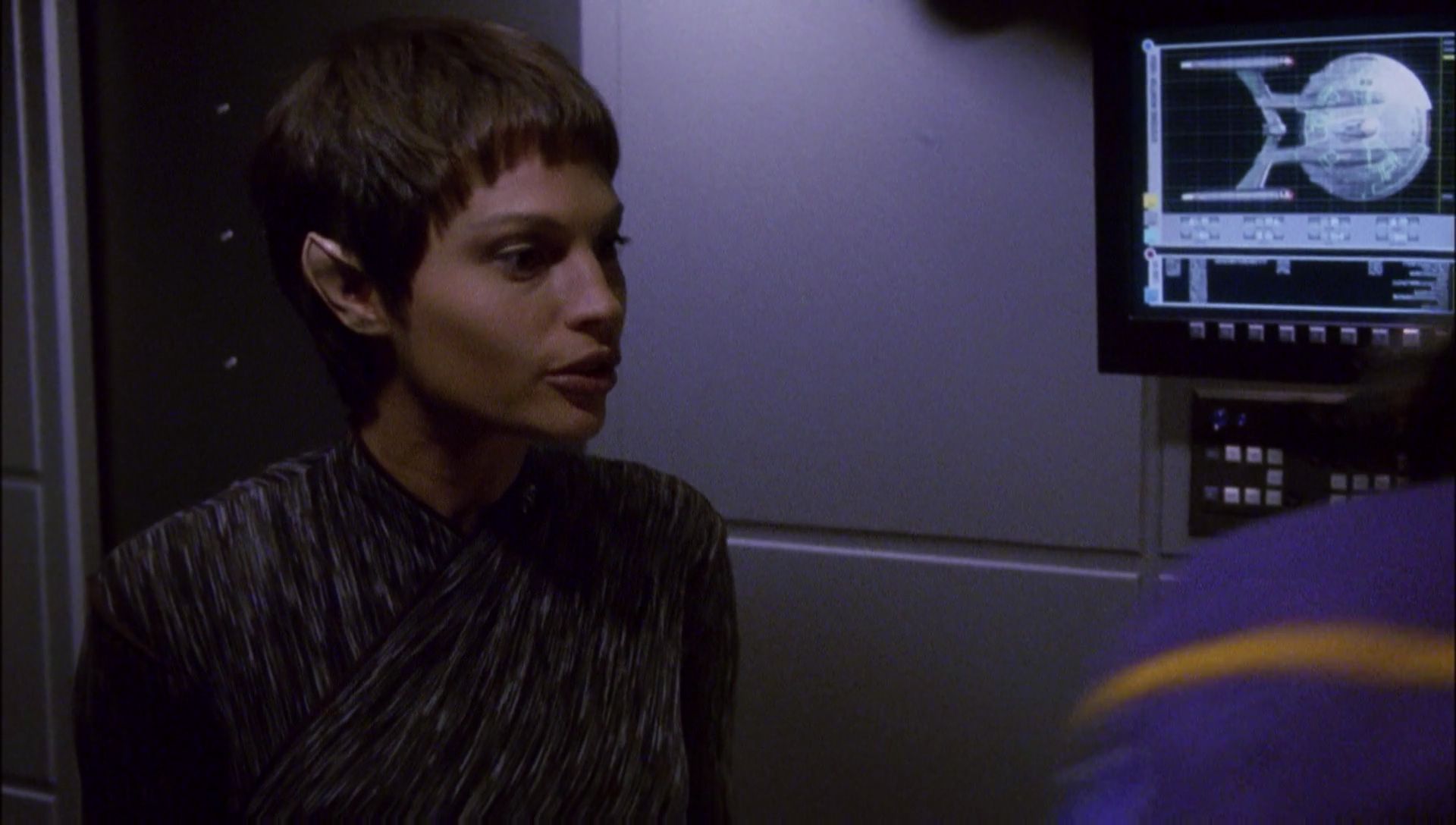 ariane179254_Enterprise_1x01-1x02_BrokenBow_4748.jpg
