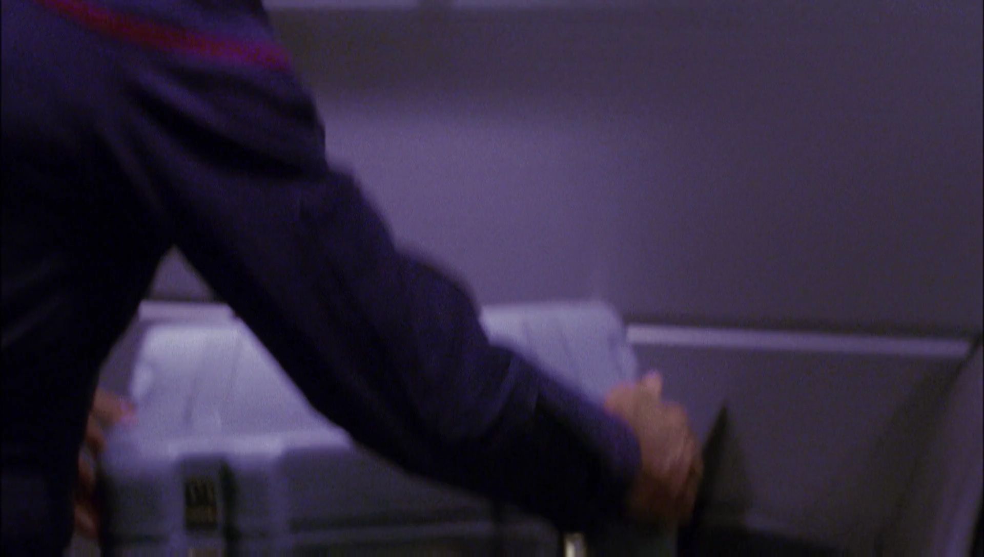 ariane179254_Enterprise_1x01-1x02_BrokenBow_4769.jpg
