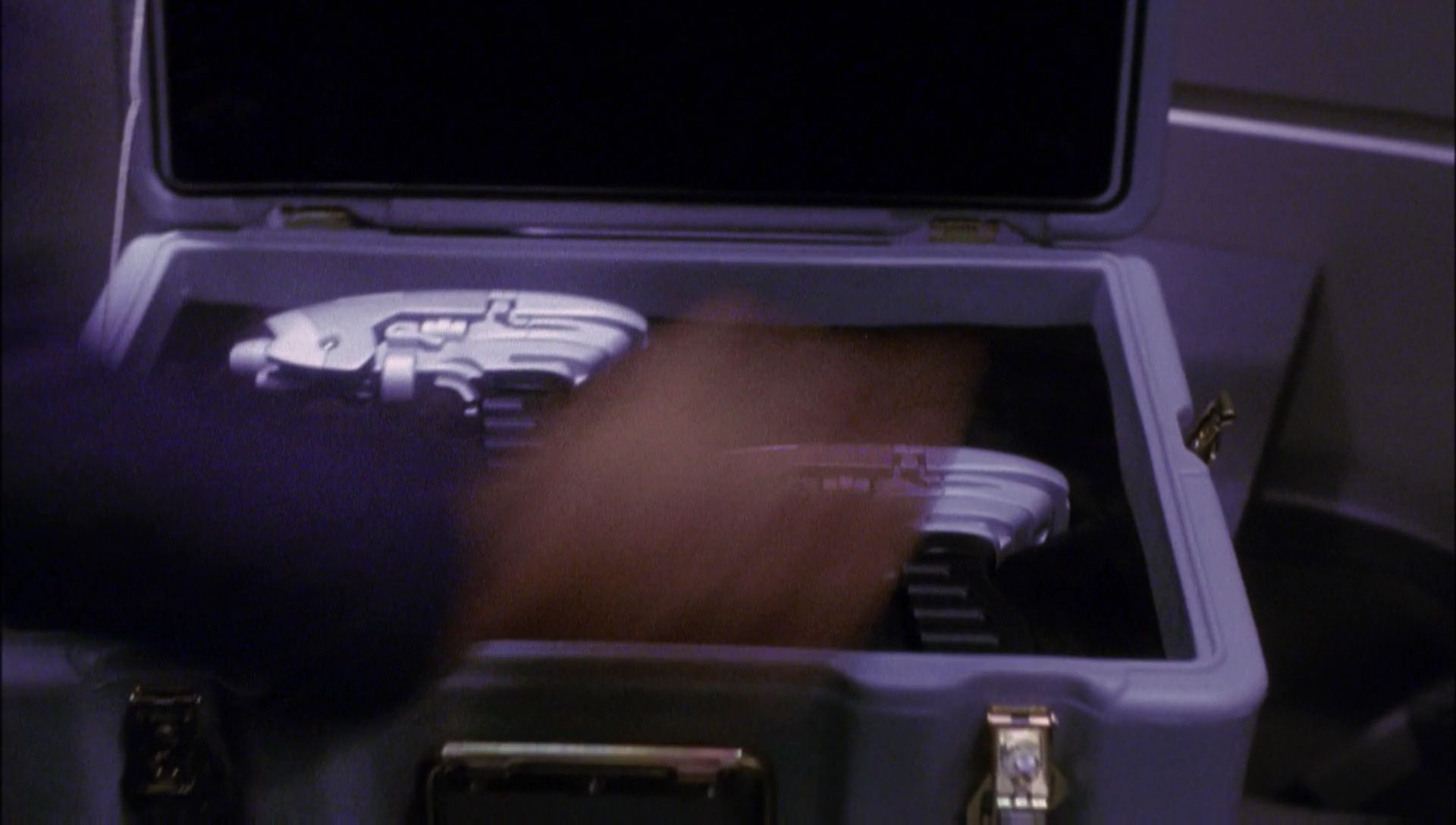 ariane179254_Enterprise_1x01-1x02_BrokenBow_4770.jpg