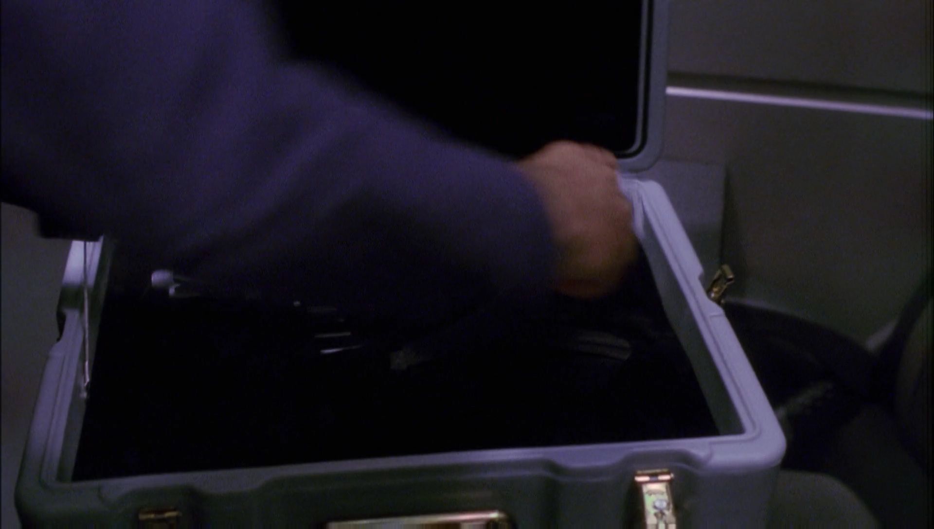 ariane179254_Enterprise_1x01-1x02_BrokenBow_4774.jpg