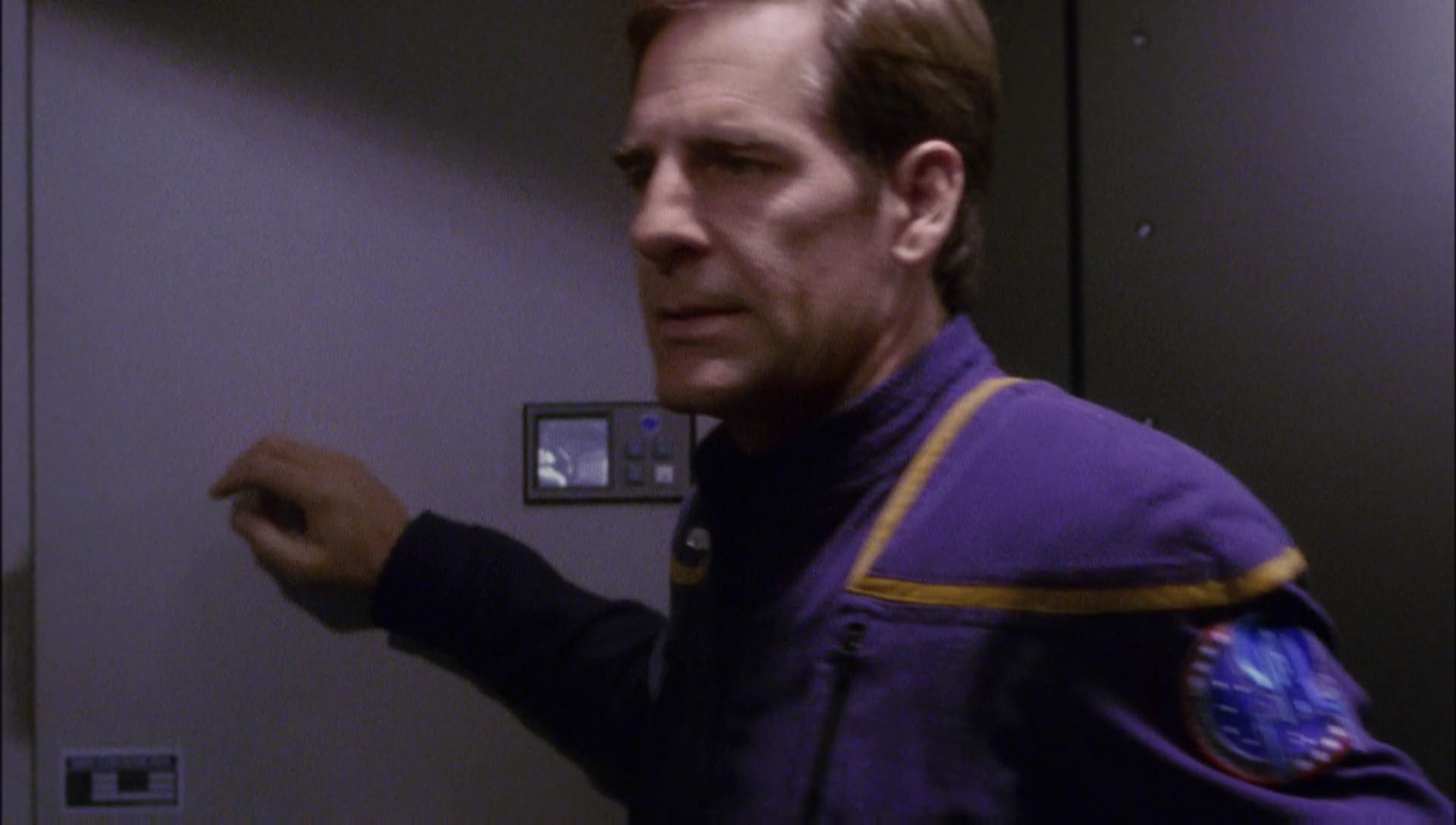 ariane179254_Enterprise_1x01-1x02_BrokenBow_4784.jpg