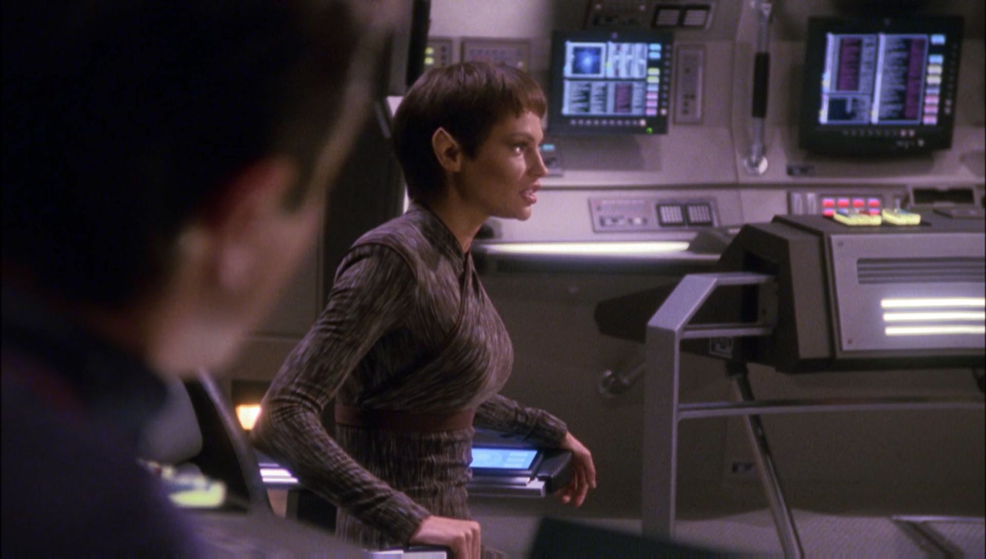 ariane179254_Enterprise_1x01-1x02_BrokenBow_4826.jpg