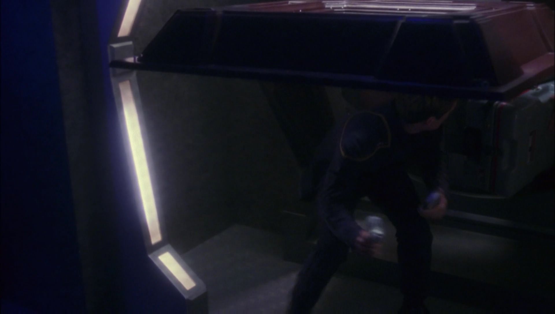 ariane179254_Enterprise_1x01-1x02_BrokenBow_4928.jpg
