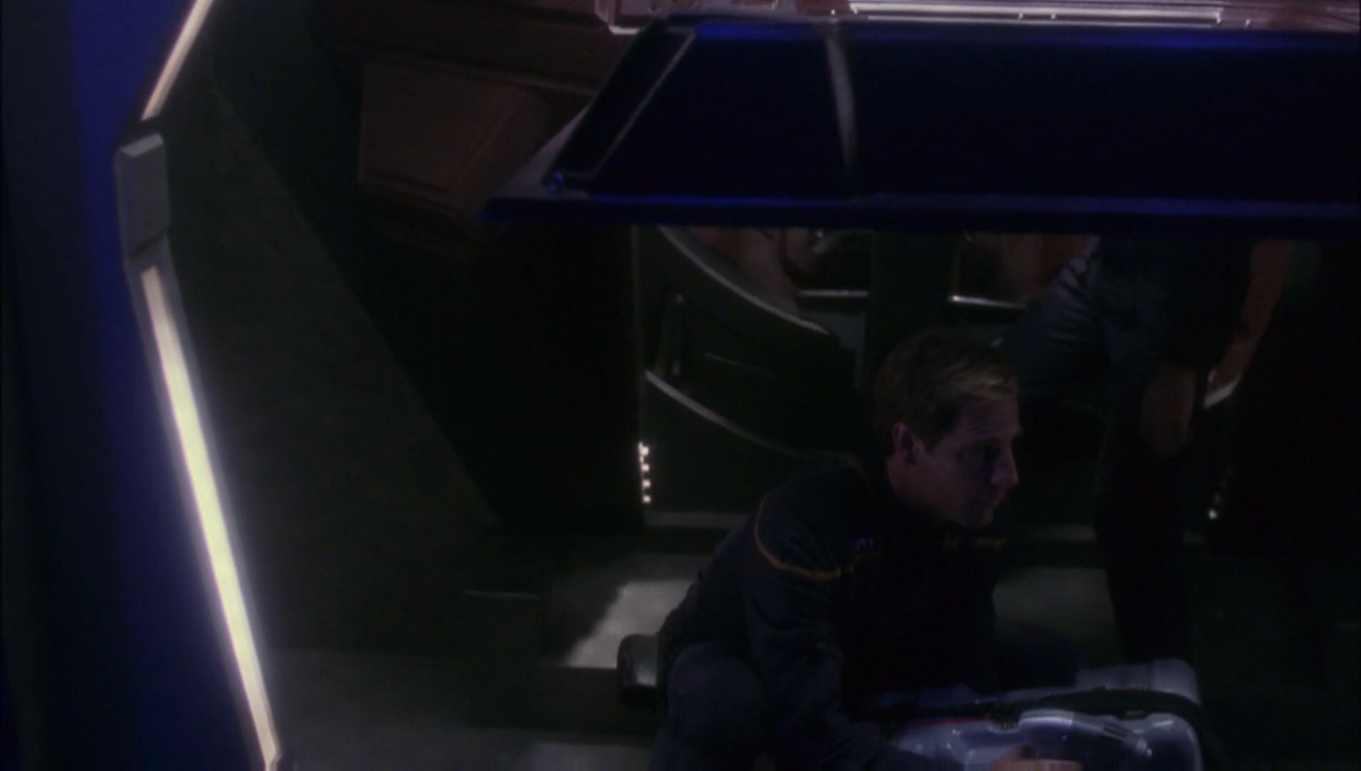 ariane179254_Enterprise_1x01-1x02_BrokenBow_4931.jpg