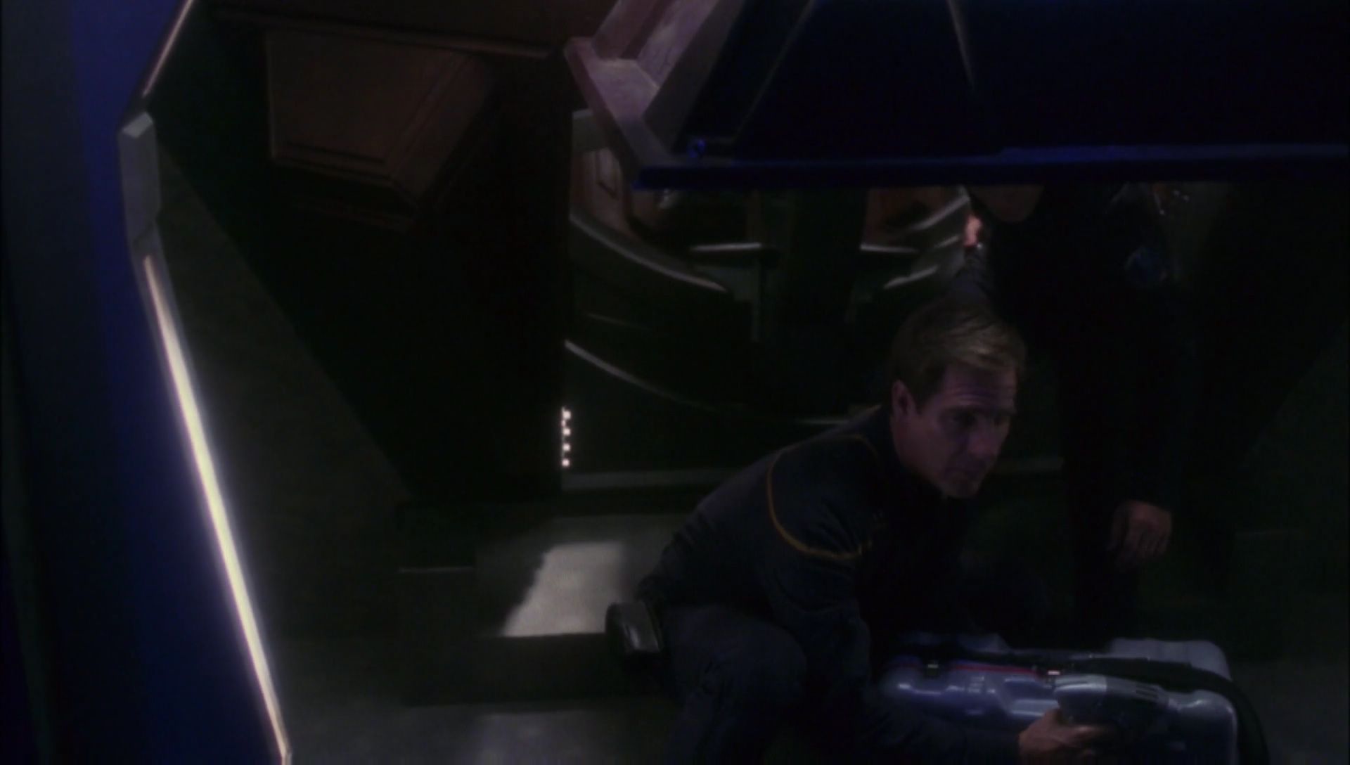 ariane179254_Enterprise_1x01-1x02_BrokenBow_4932.jpg