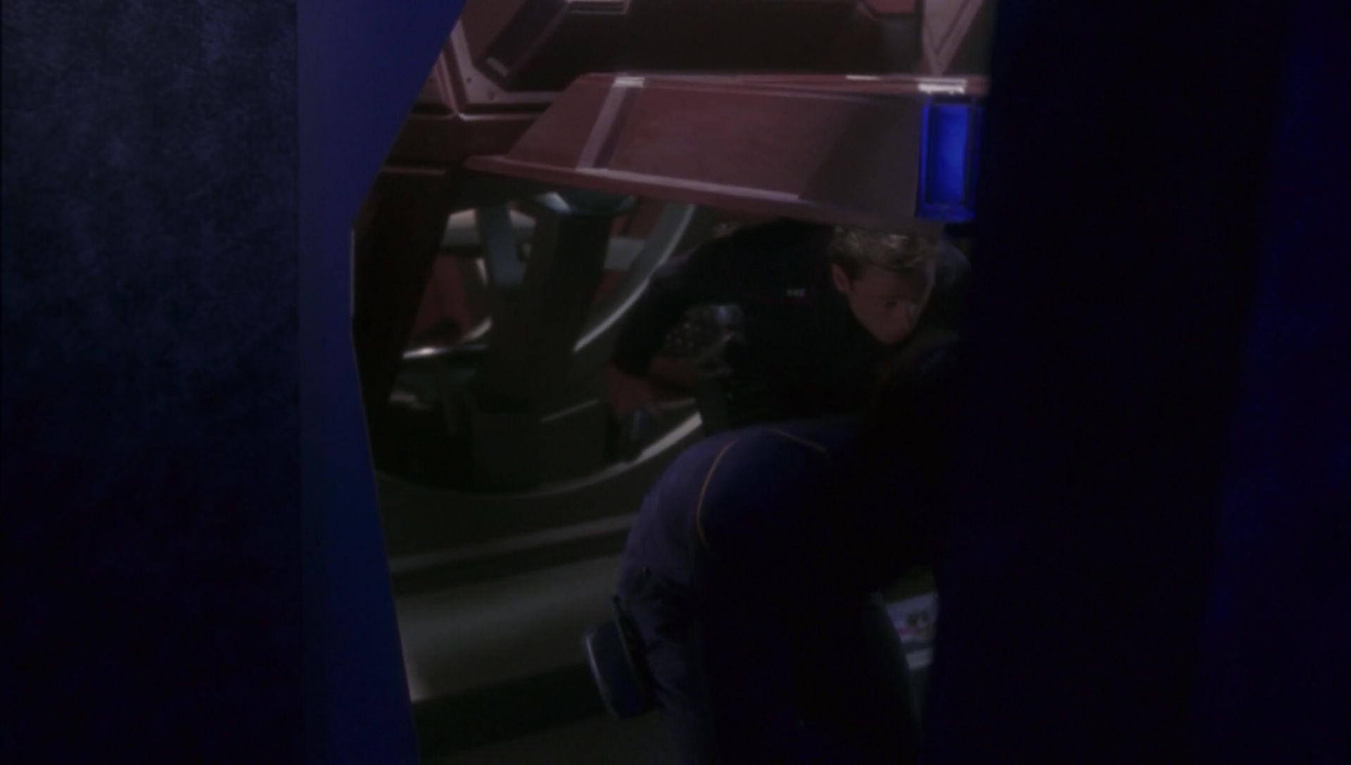 ariane179254_Enterprise_1x01-1x02_BrokenBow_4936.jpg