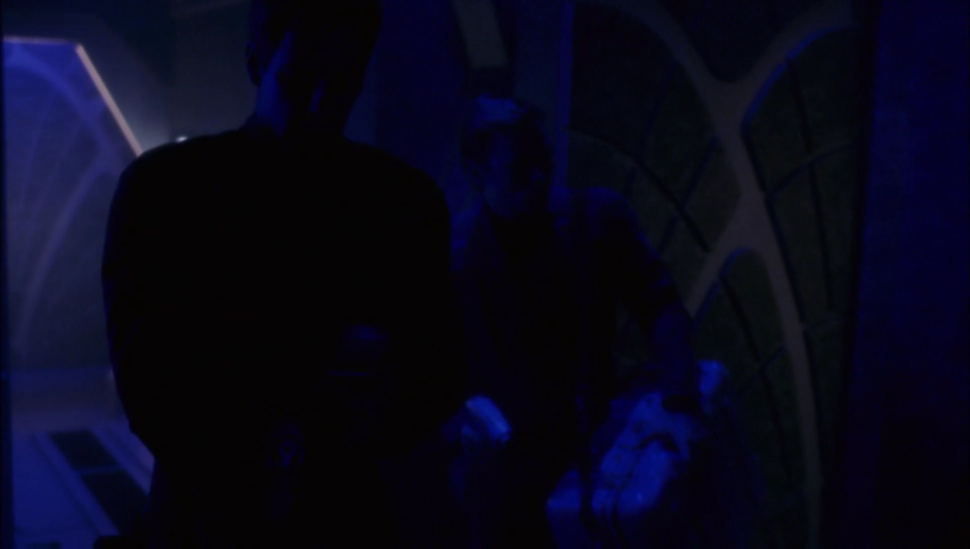 ariane179254_Enterprise_1x01-1x02_BrokenBow_4944.jpg