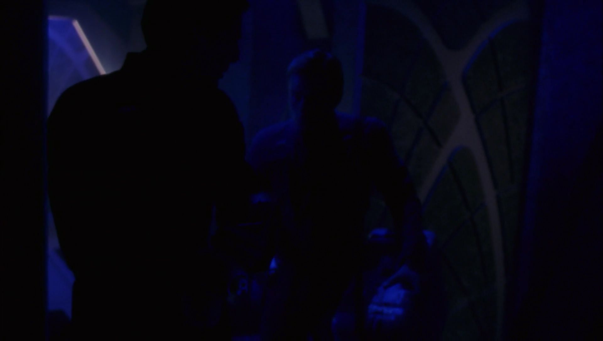 ariane179254_Enterprise_1x01-1x02_BrokenBow_4945.jpg