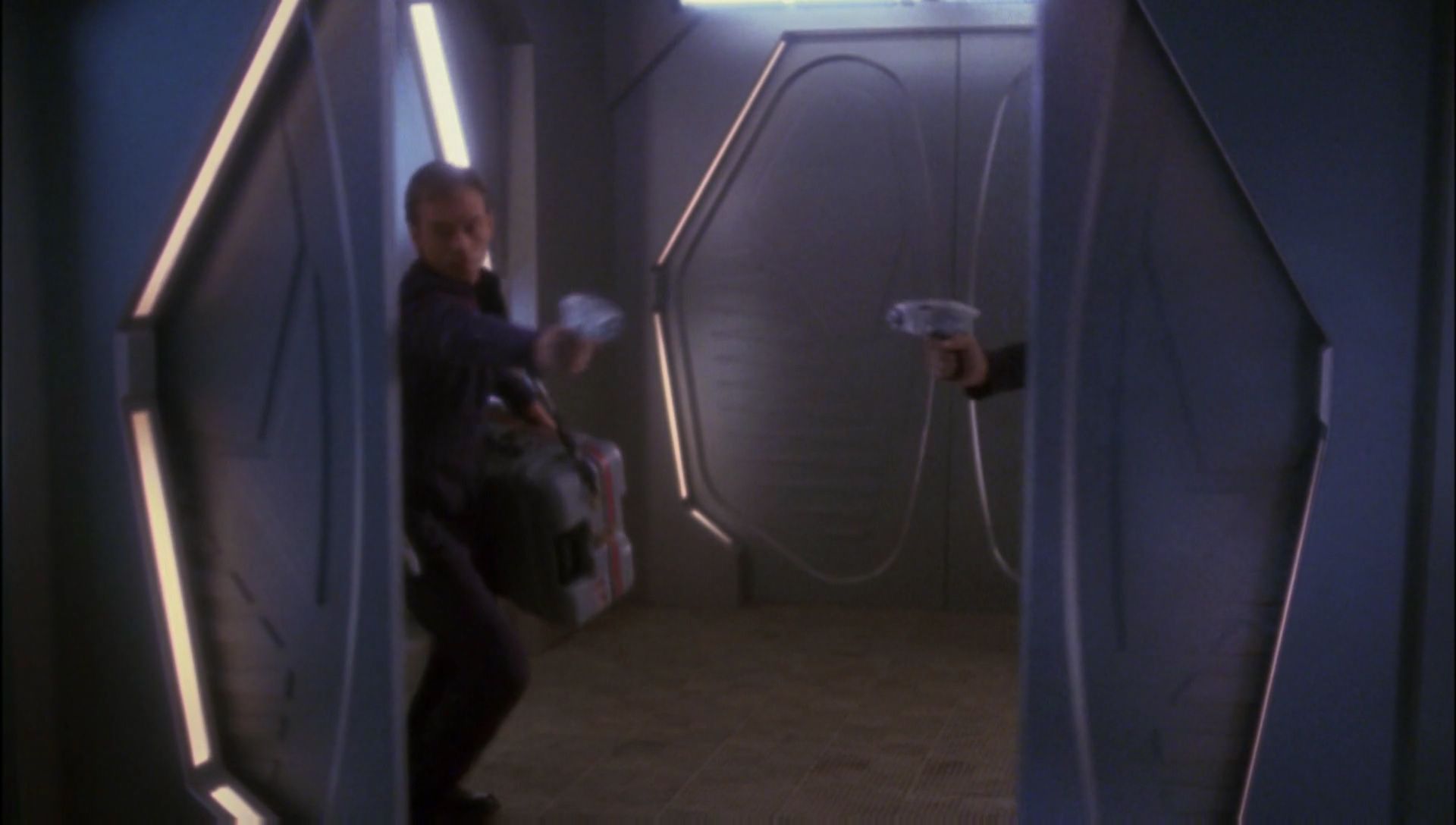 ariane179254_Enterprise_1x01-1x02_BrokenBow_5003.jpg