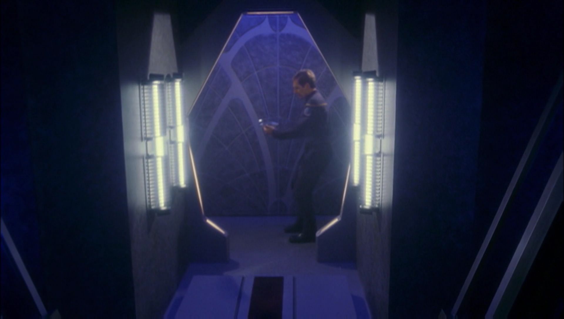 ariane179254_Enterprise_1x01-1x02_BrokenBow_5058.jpg