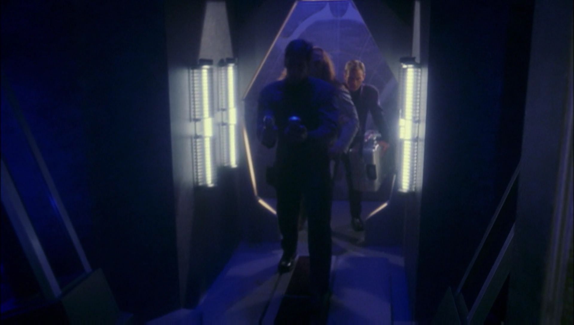 ariane179254_Enterprise_1x01-1x02_BrokenBow_5060.jpg