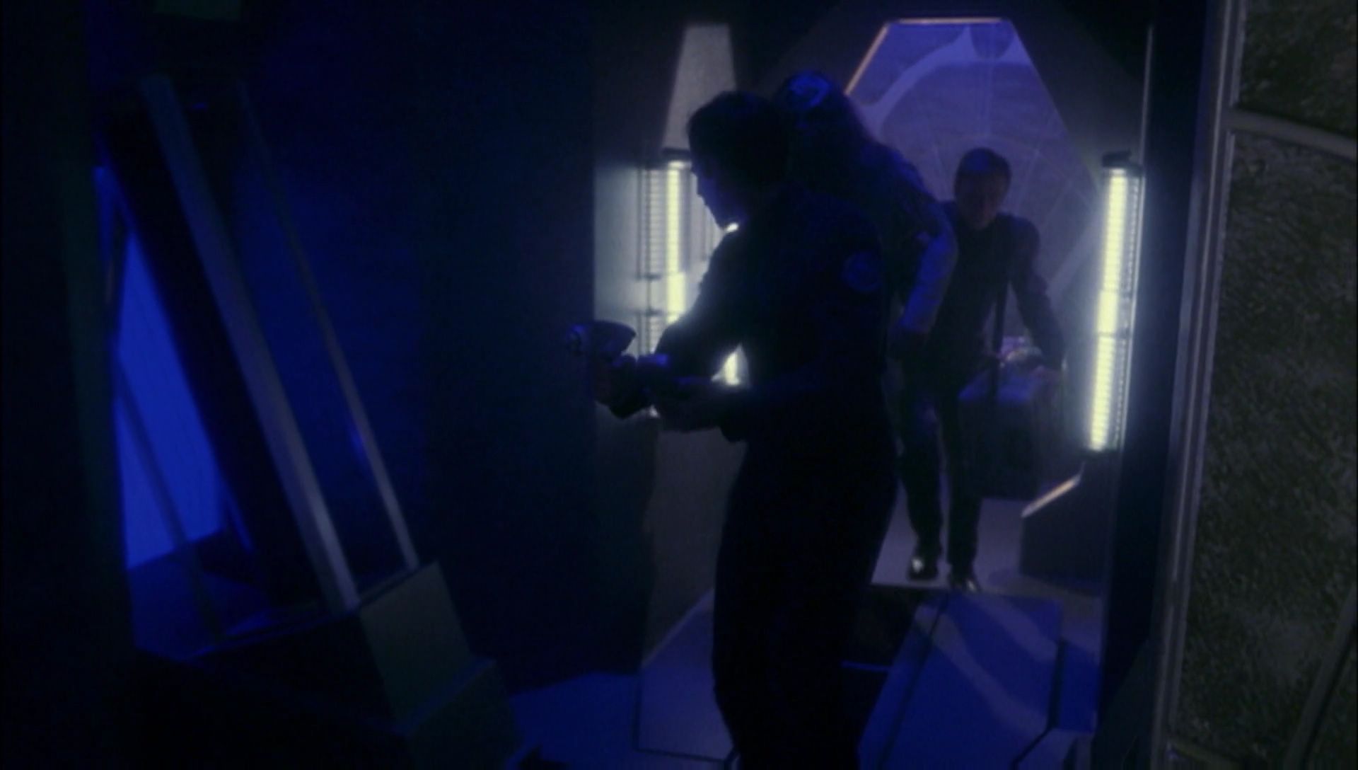 ariane179254_Enterprise_1x01-1x02_BrokenBow_5061.jpg
