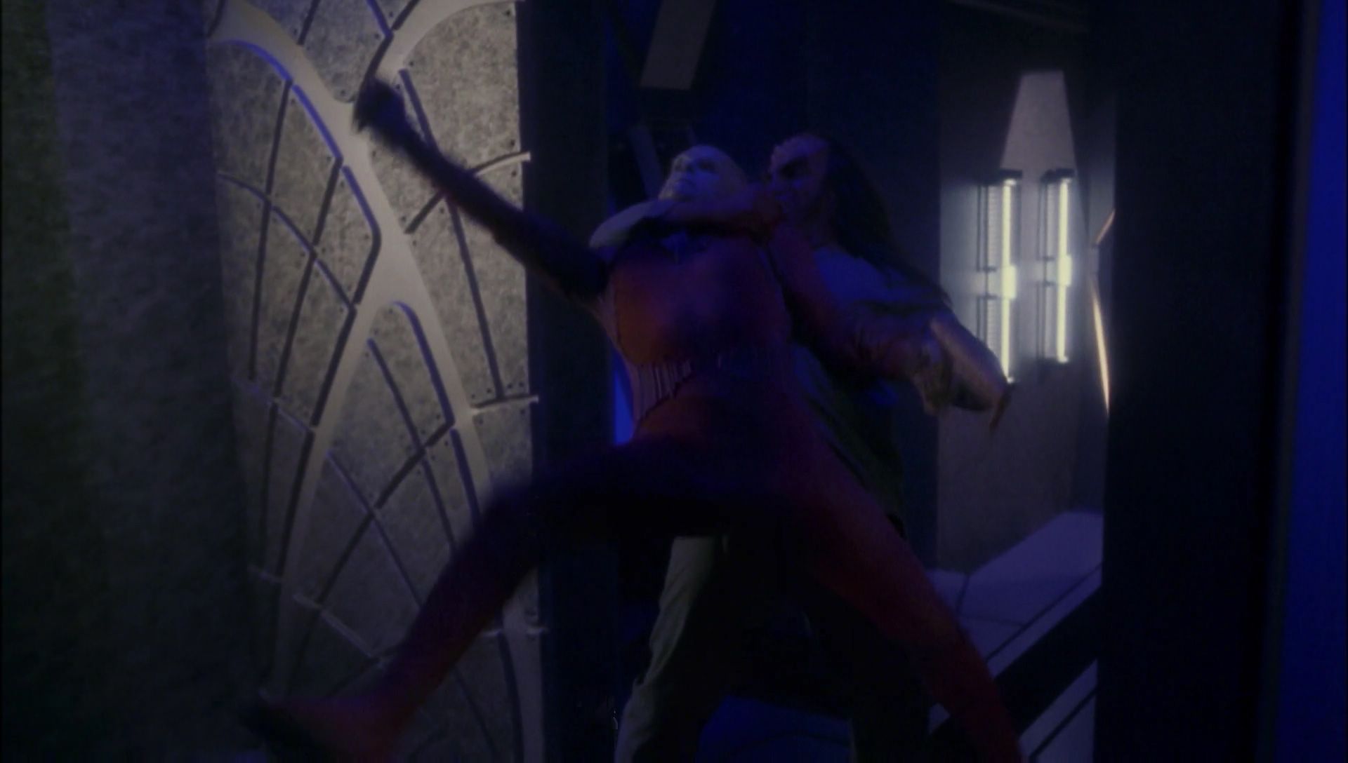 ariane179254_Enterprise_1x01-1x02_BrokenBow_5084.jpg