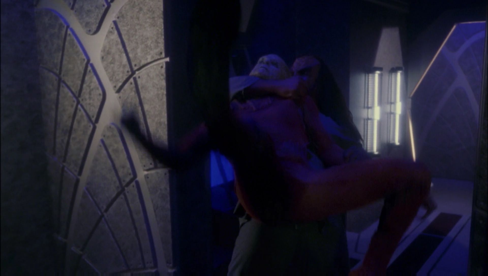 ariane179254_Enterprise_1x01-1x02_BrokenBow_5085.jpg