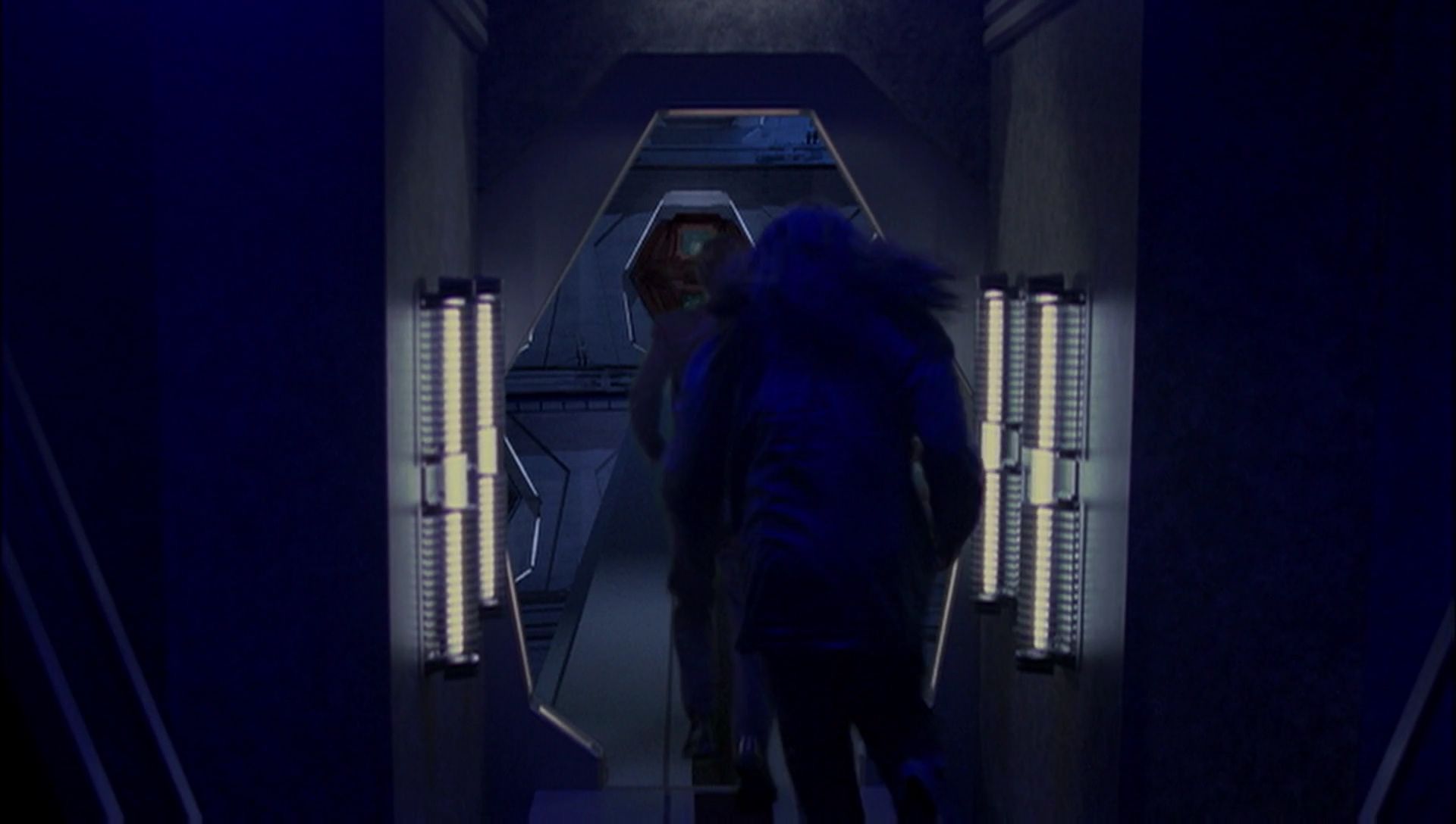 ariane179254_Enterprise_1x01-1x02_BrokenBow_5107.jpg
