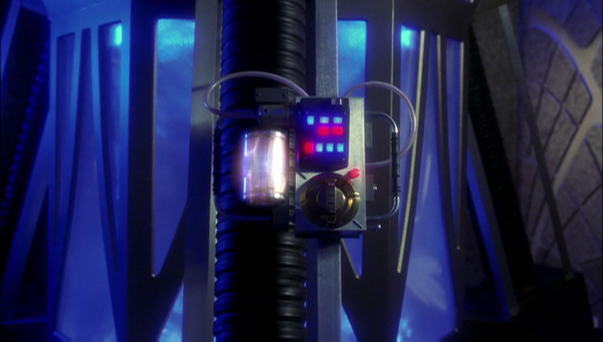 ariane179254_Enterprise_1x01-1x02_BrokenBow_5118.jpg
