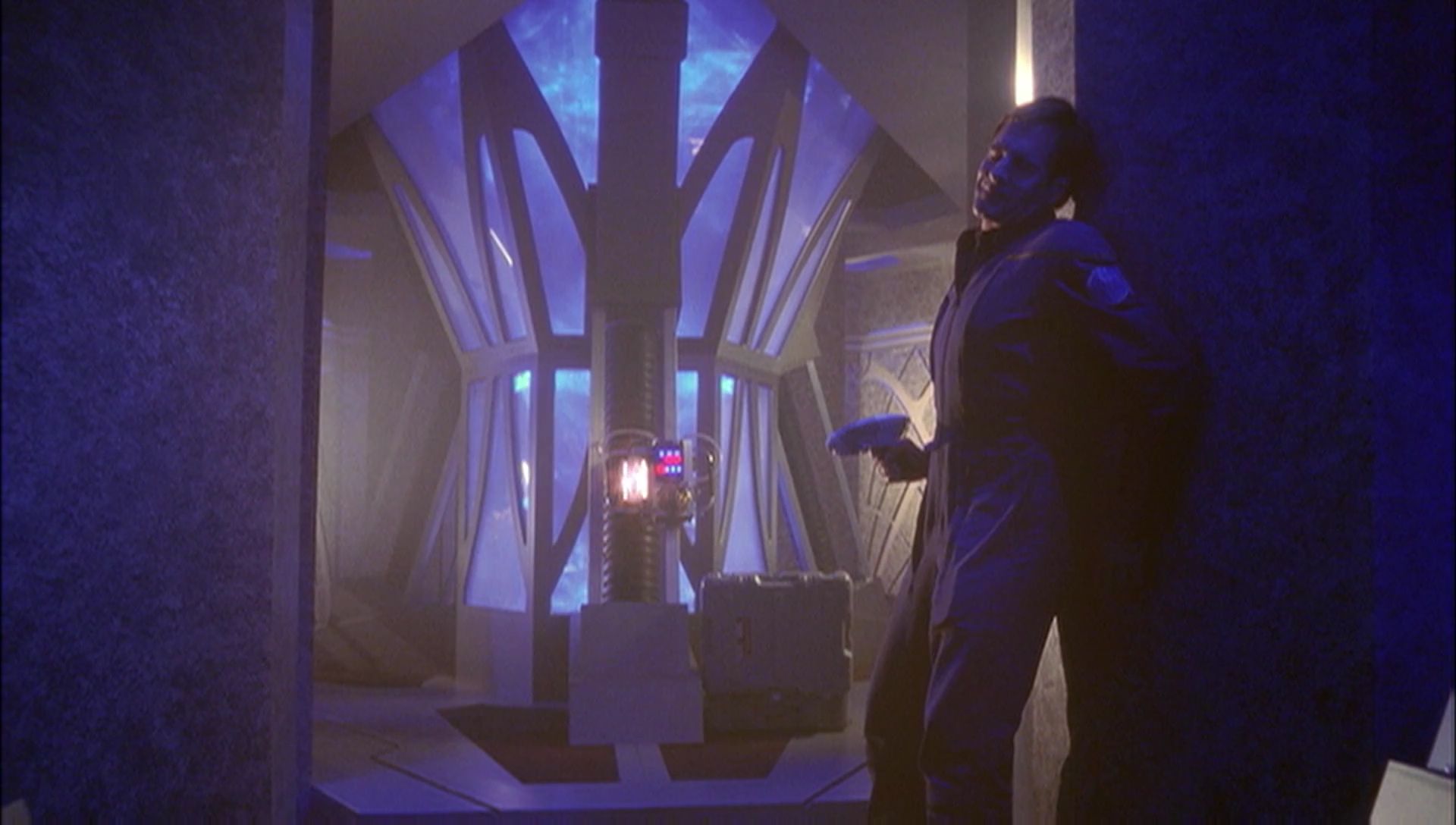 ariane179254_Enterprise_1x01-1x02_BrokenBow_5124.jpg