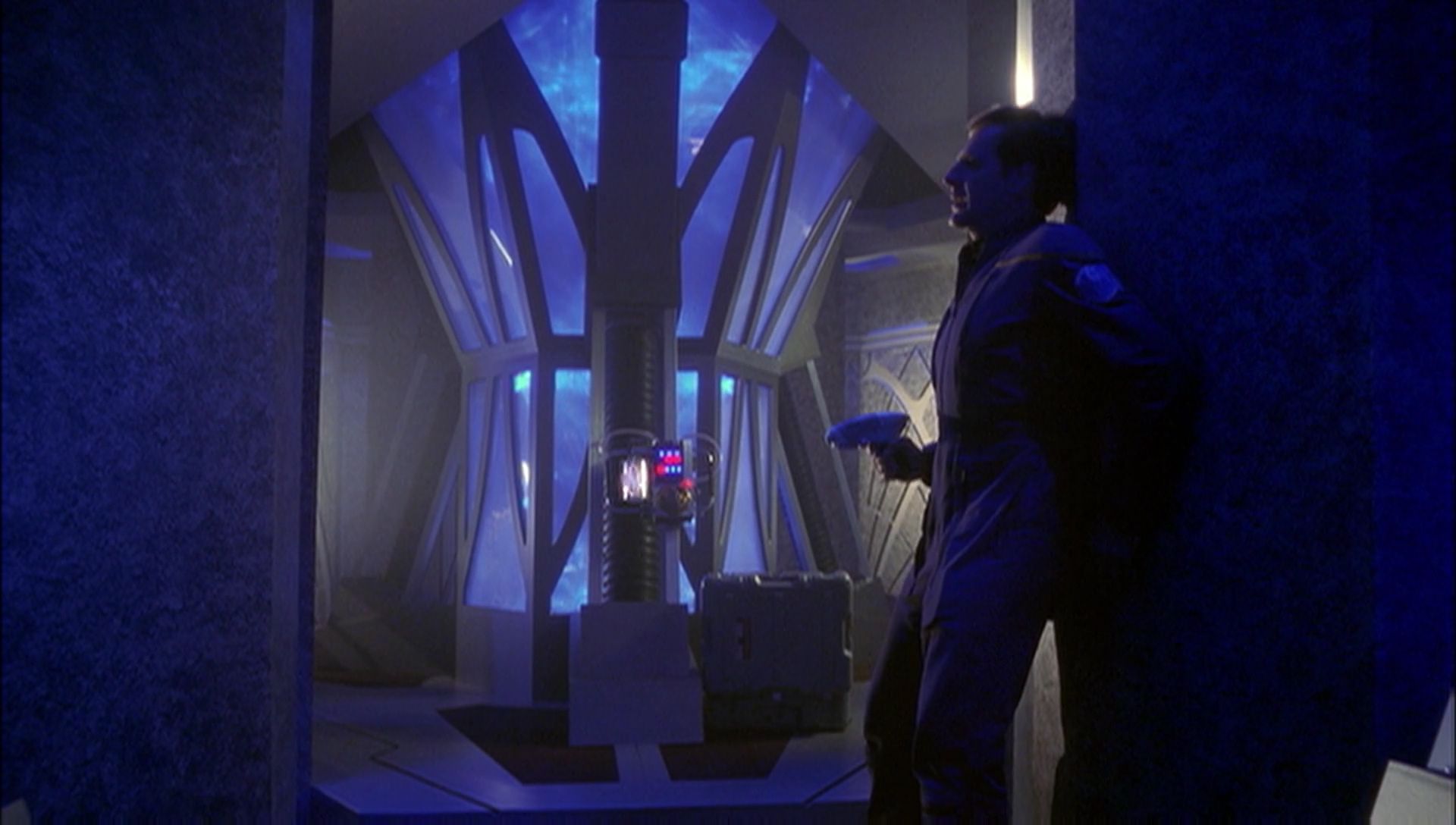 ariane179254_Enterprise_1x01-1x02_BrokenBow_5125.jpg