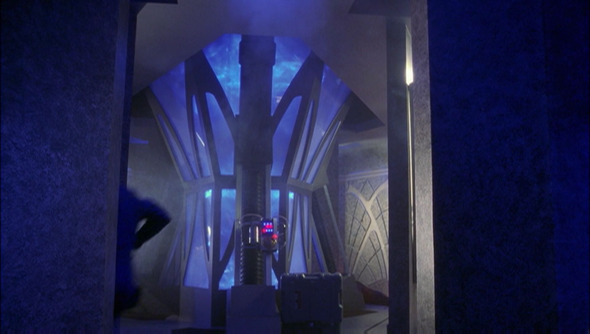 ariane179254_Enterprise_1x01-1x02_BrokenBow_5139.jpg