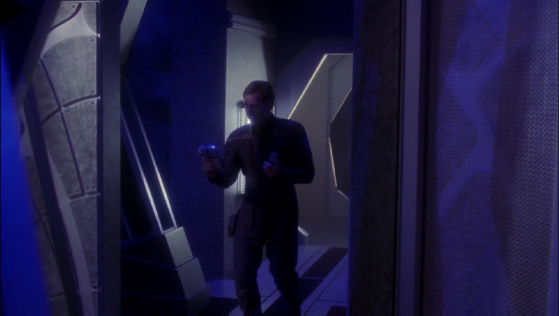 ariane179254_Enterprise_1x01-1x02_BrokenBow_5156.jpg