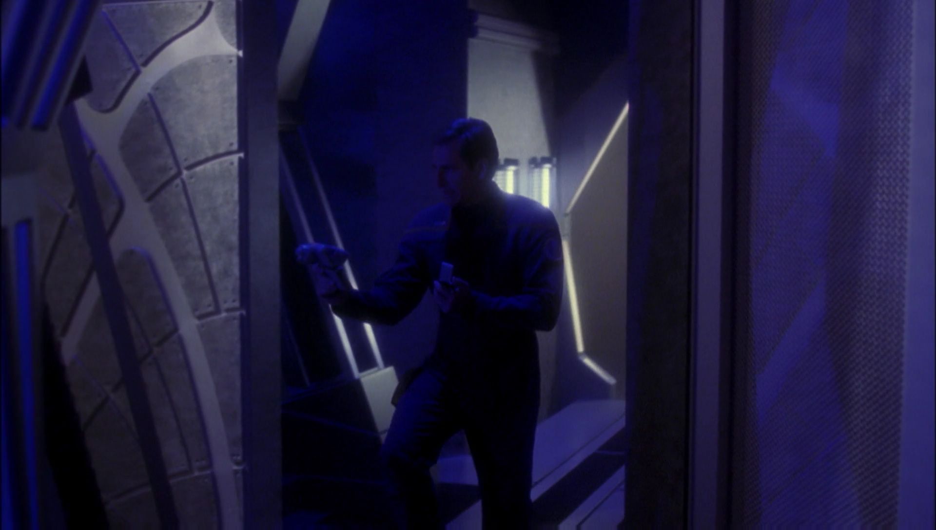 ariane179254_Enterprise_1x01-1x02_BrokenBow_5157.jpg